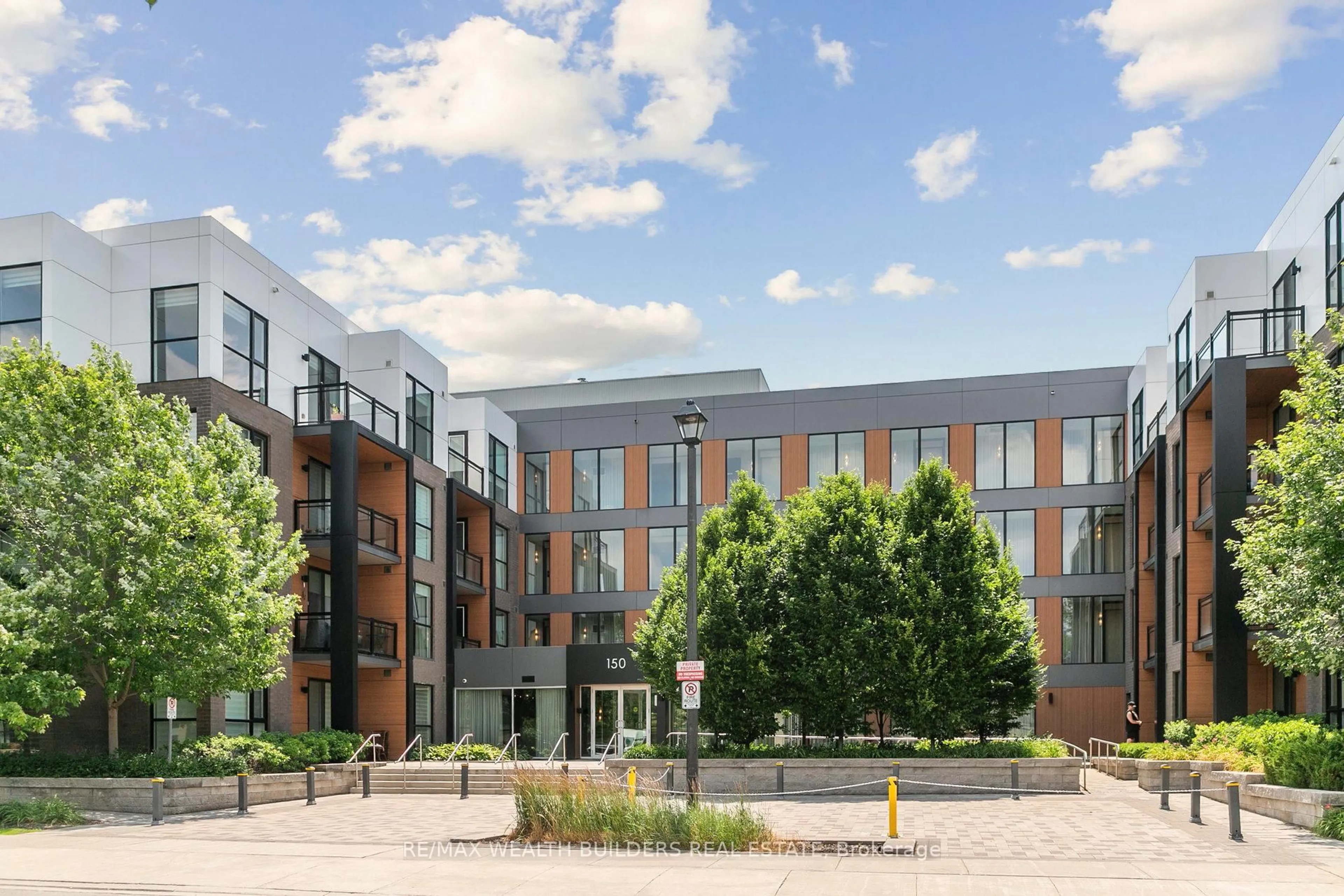 Patio, building for 150 Sabina Dr #202, Oakville Ontario L6H 0W3
