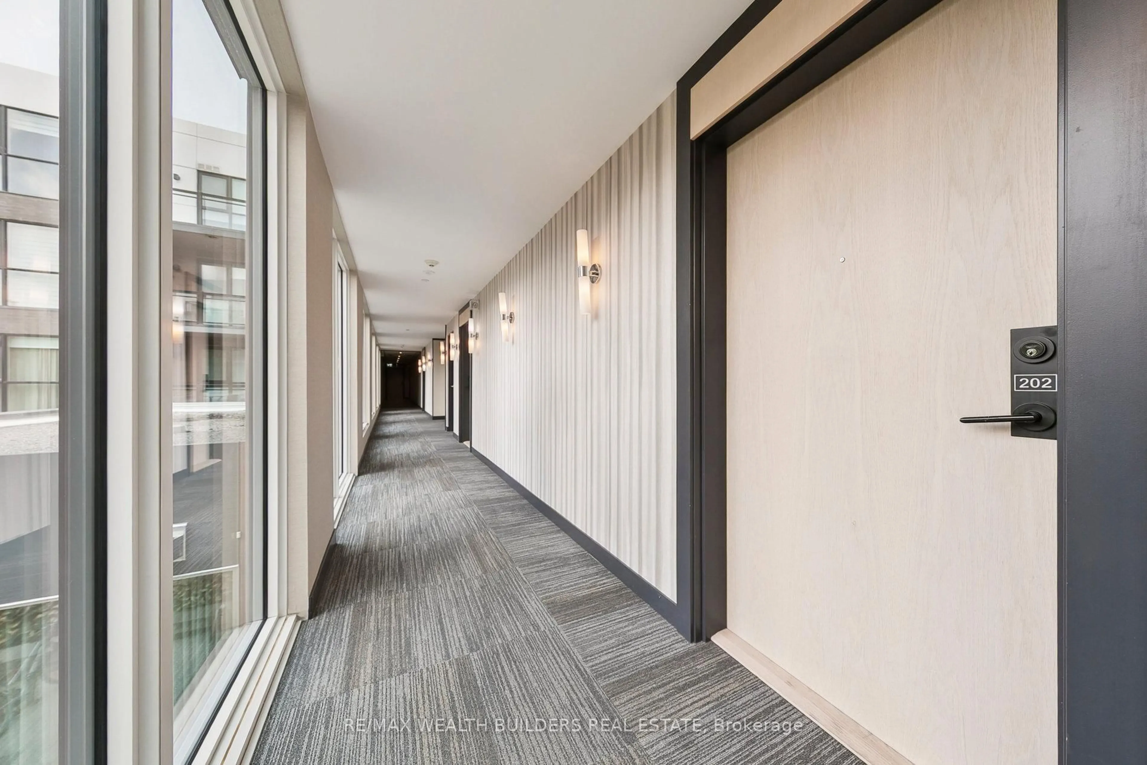 Indoor foyer for 150 Sabina Dr #202, Oakville Ontario L6H 0W3