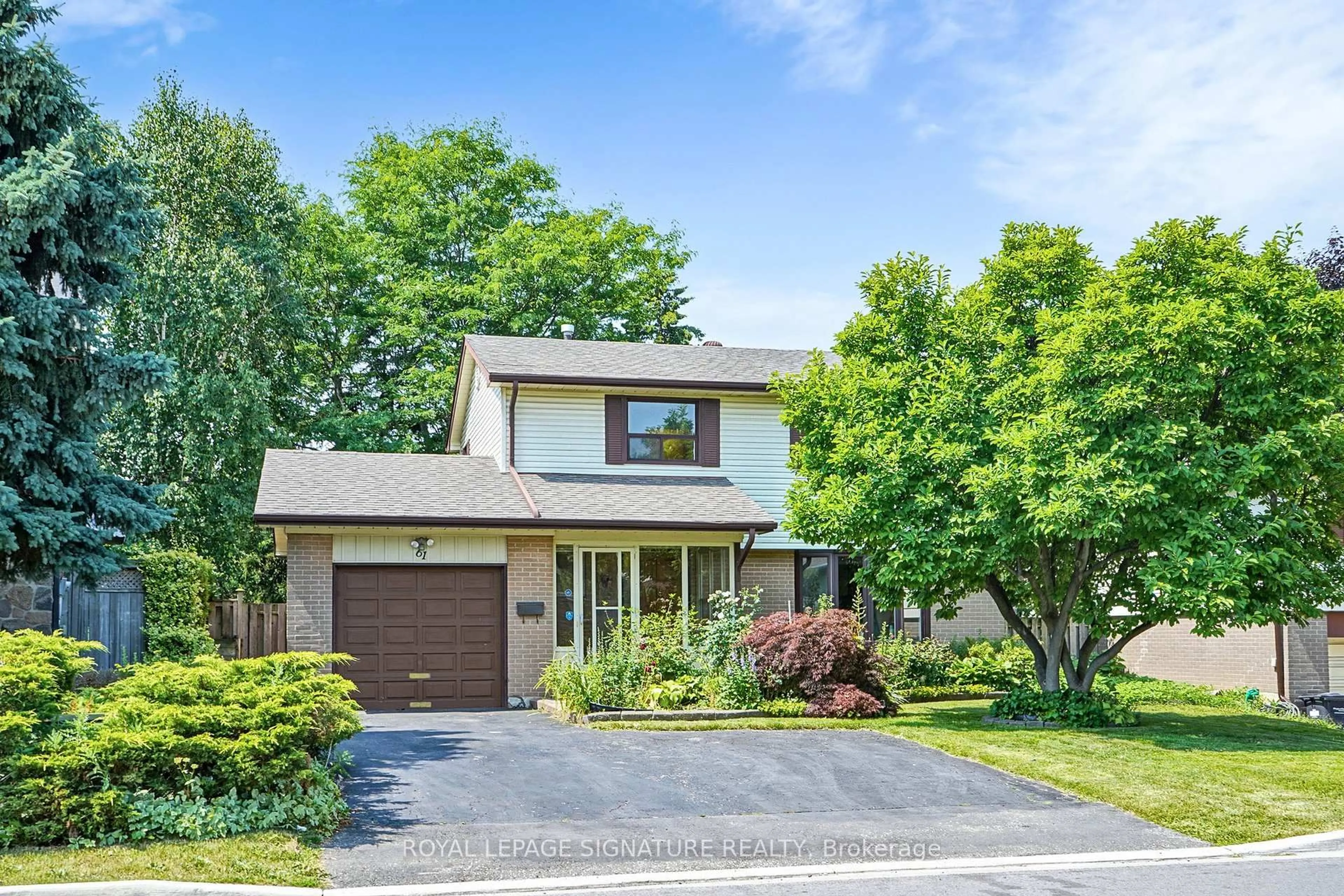 Home with vinyl exterior material, street for 61 Centre St, Brampton Ontario L6W 2X7