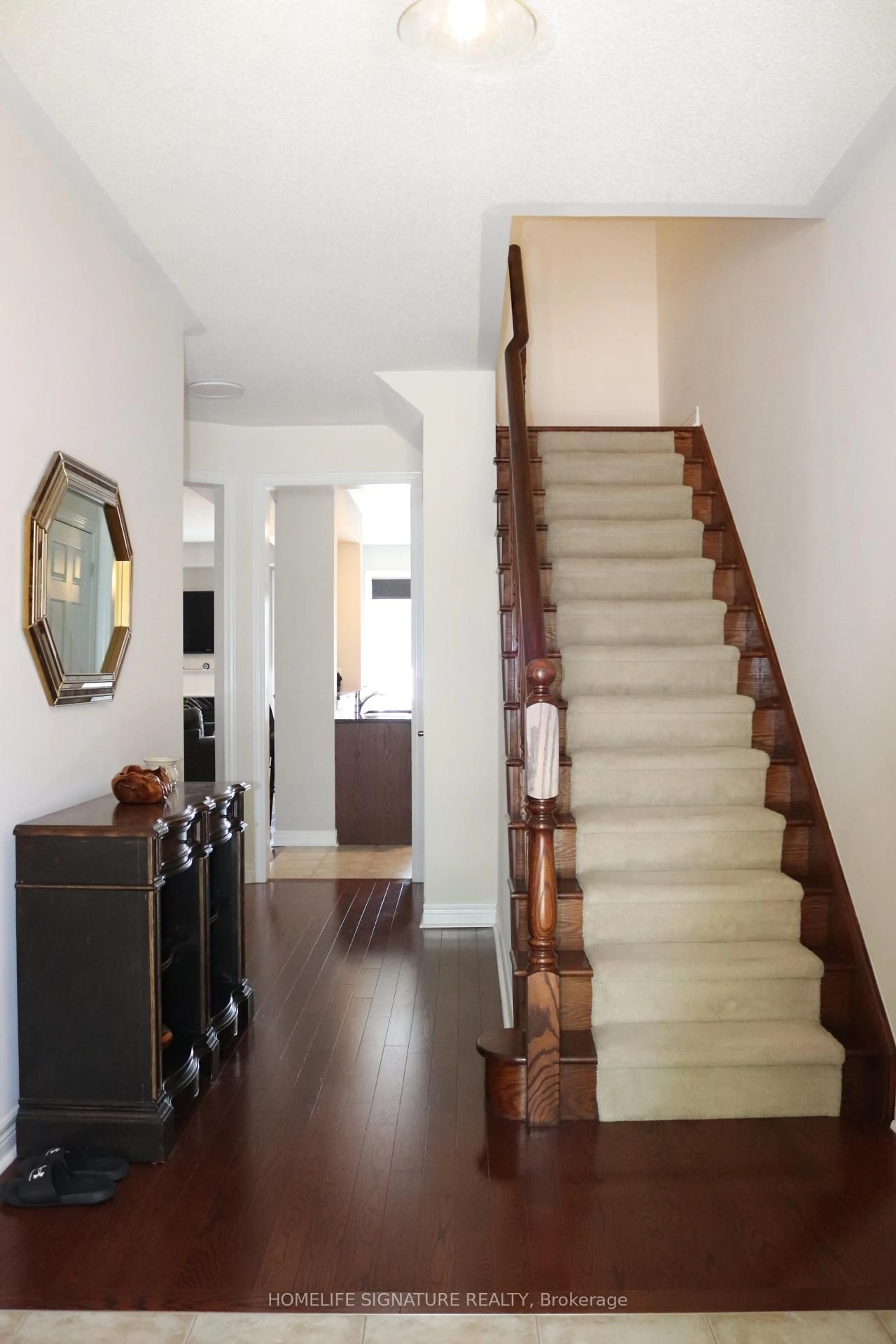 Indoor entryway for 32 Icefall Rd, Caledon Ontario L7C 2H1