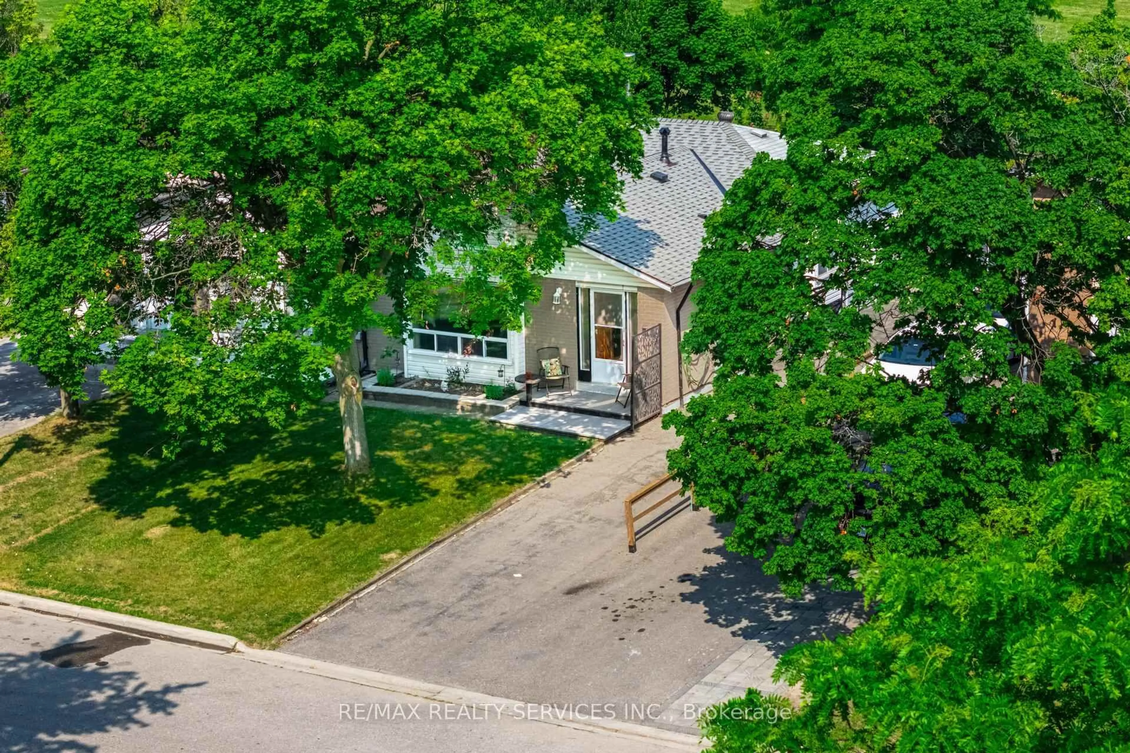 A pic from outside/outdoor area/front of a property/back of a property/a pic from drone, street for 48 Glenmore Cres, Brampton Ontario L6S 1H8