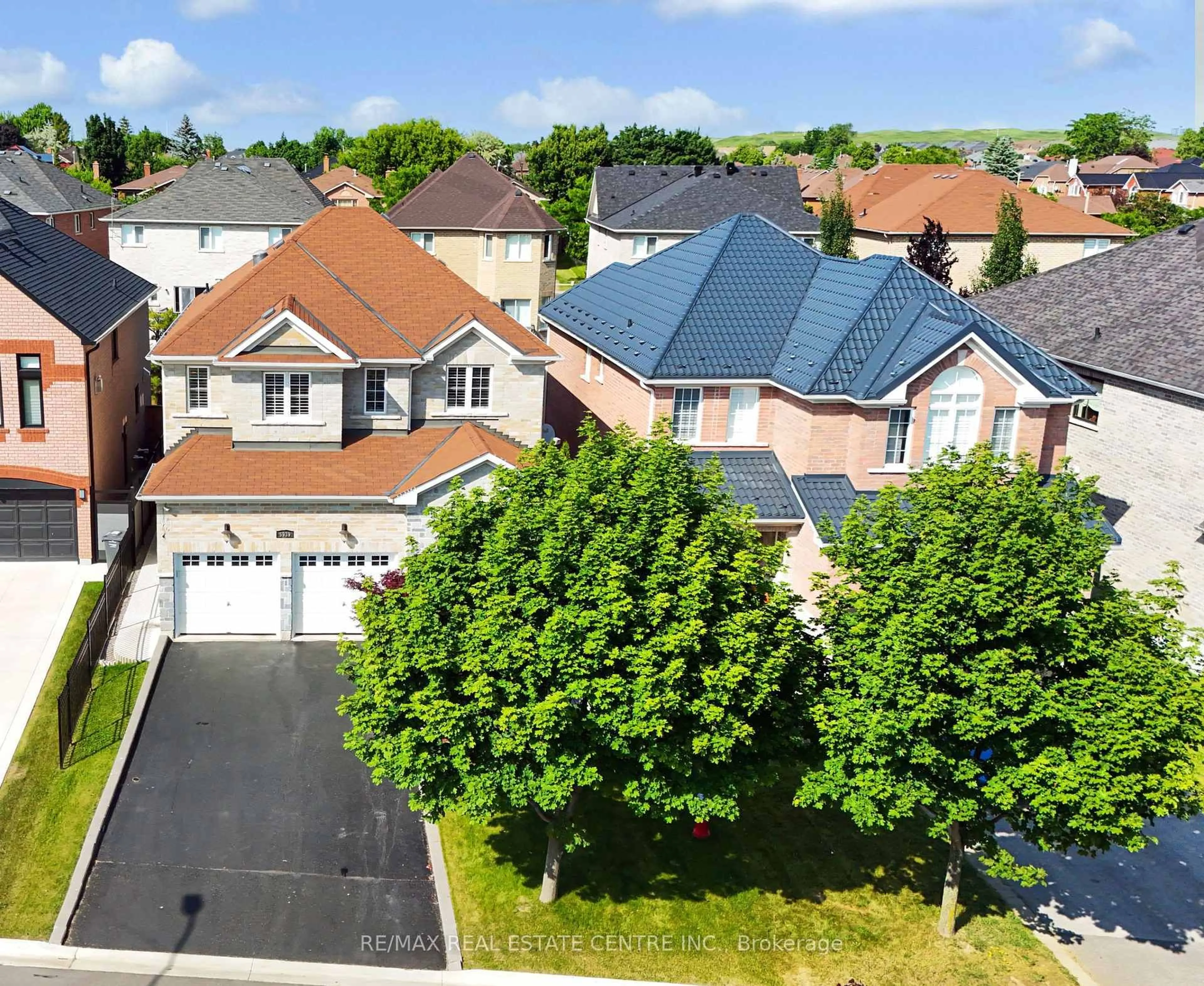 A pic from outside/outdoor area/front of a property/back of a property/a pic from drone, street for 5939 Talisman Crt, Mississauga Ontario L5M 6A1