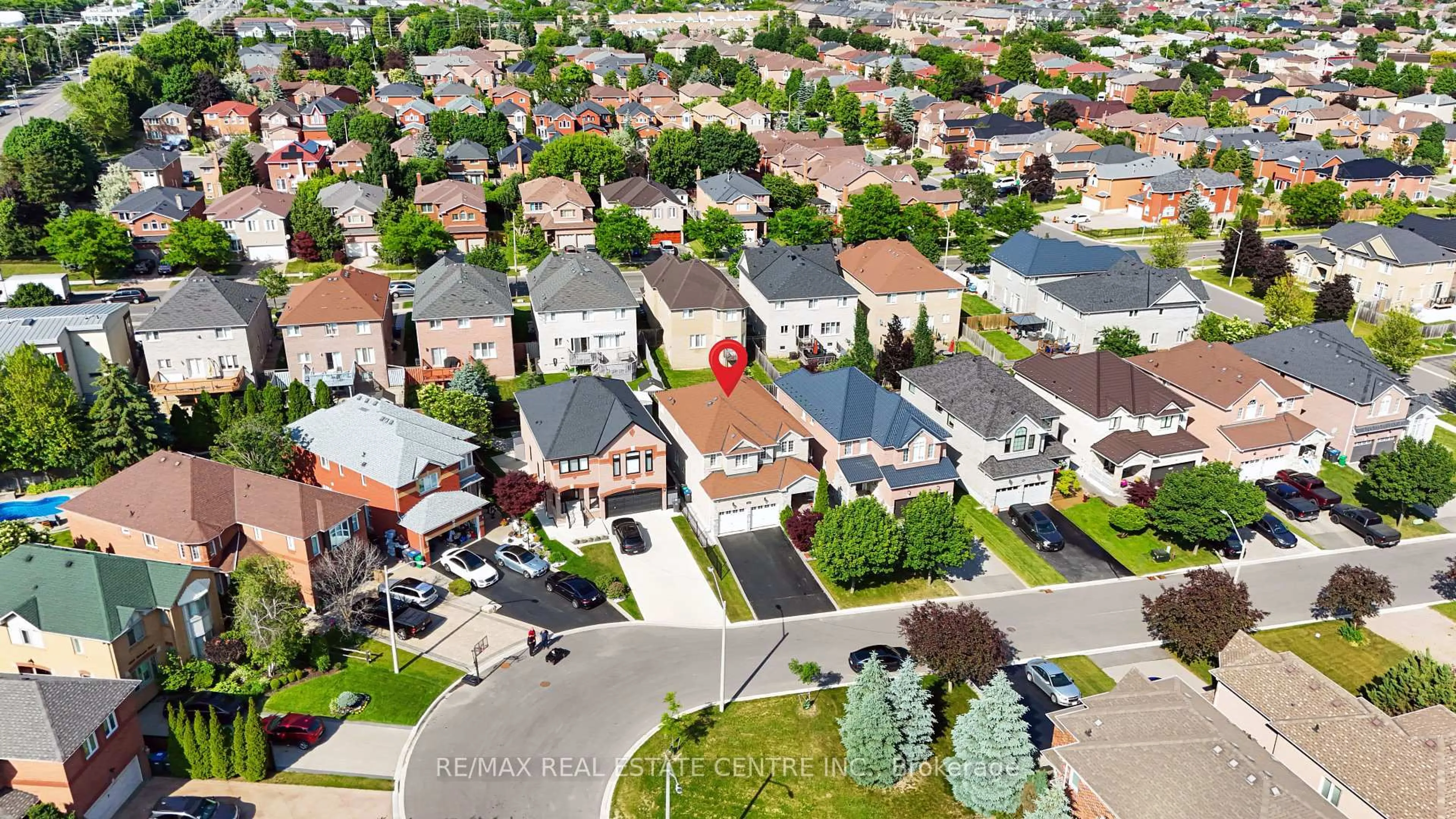 A pic from outside/outdoor area/front of a property/back of a property/a pic from drone, street for 5939 Talisman Crt, Mississauga Ontario L5M 6A1