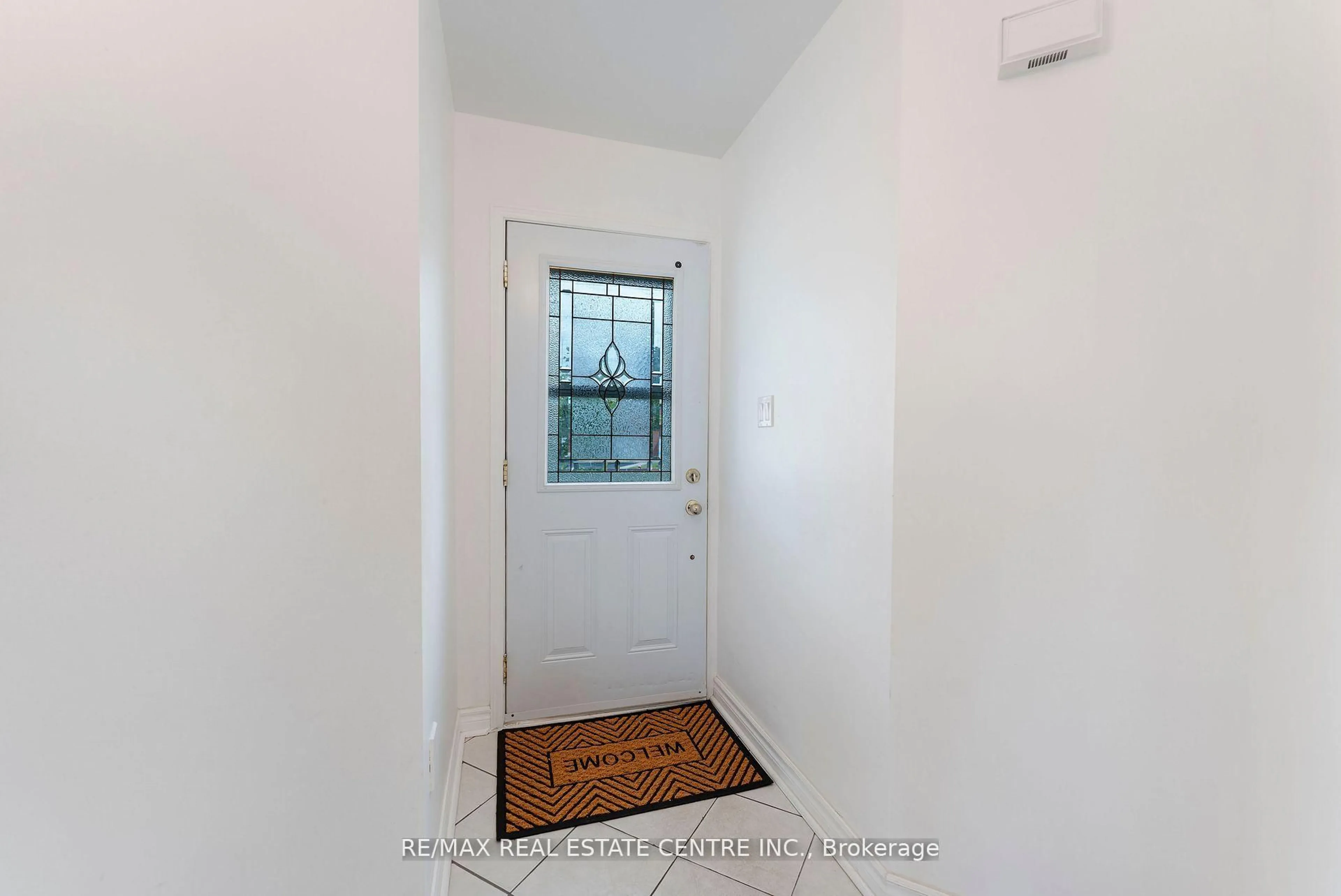 Indoor entryway for 115 Ecclestone Dr, Brampton Ontario L6X 3P4