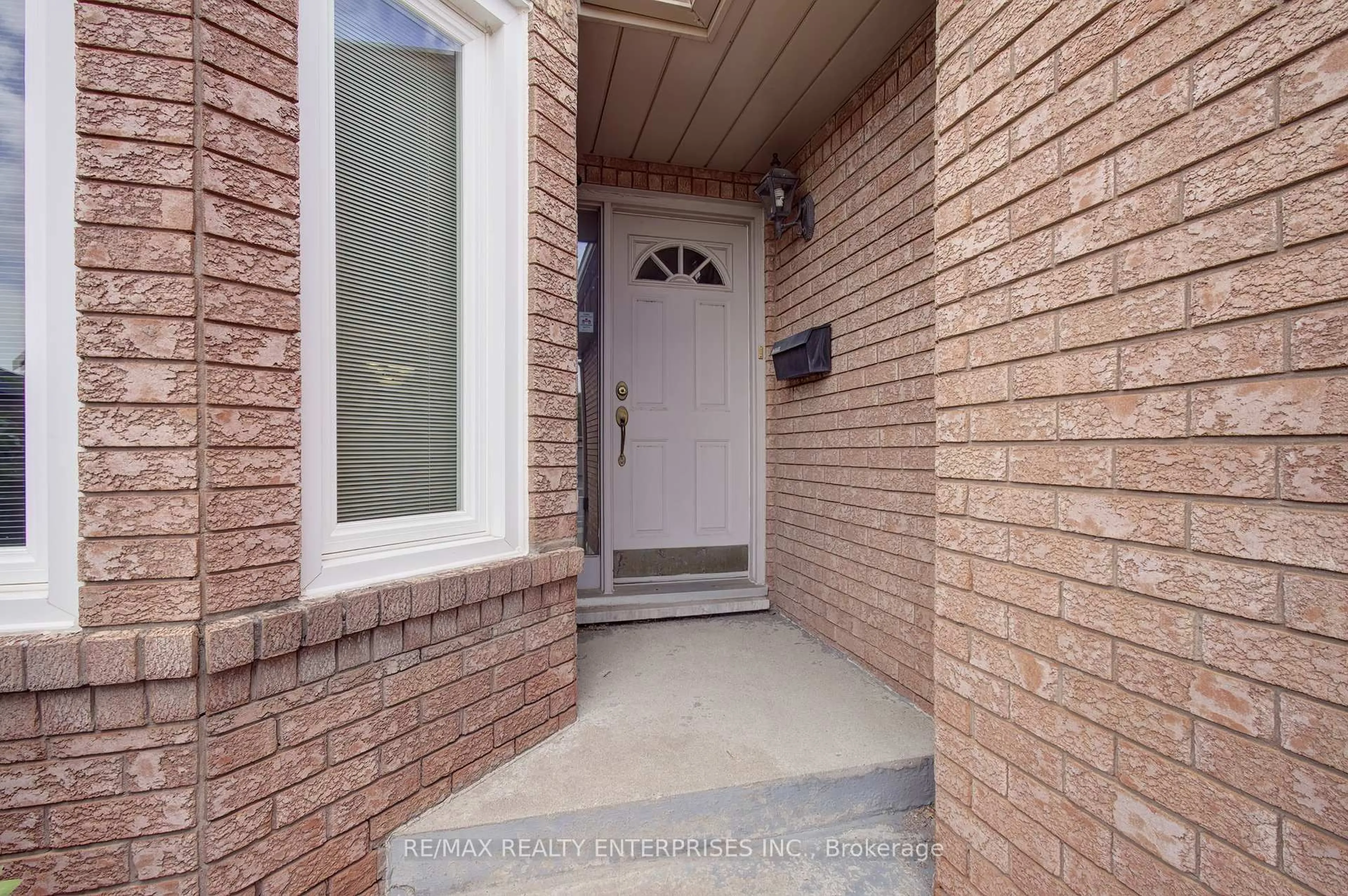 Indoor entryway for 1165 White Clover Way, Mississauga Ontario L5V 1K9