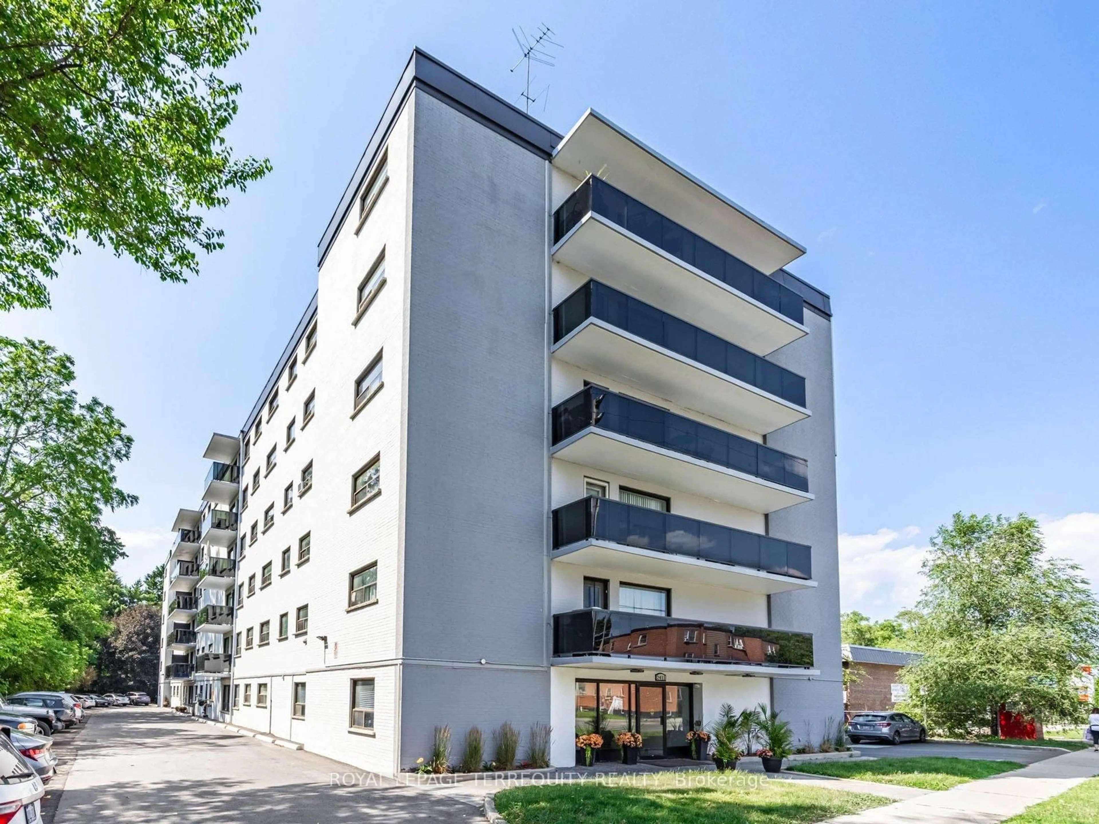 Unknown for 2411 New St #205, Burlington Ontario L7R 1K2