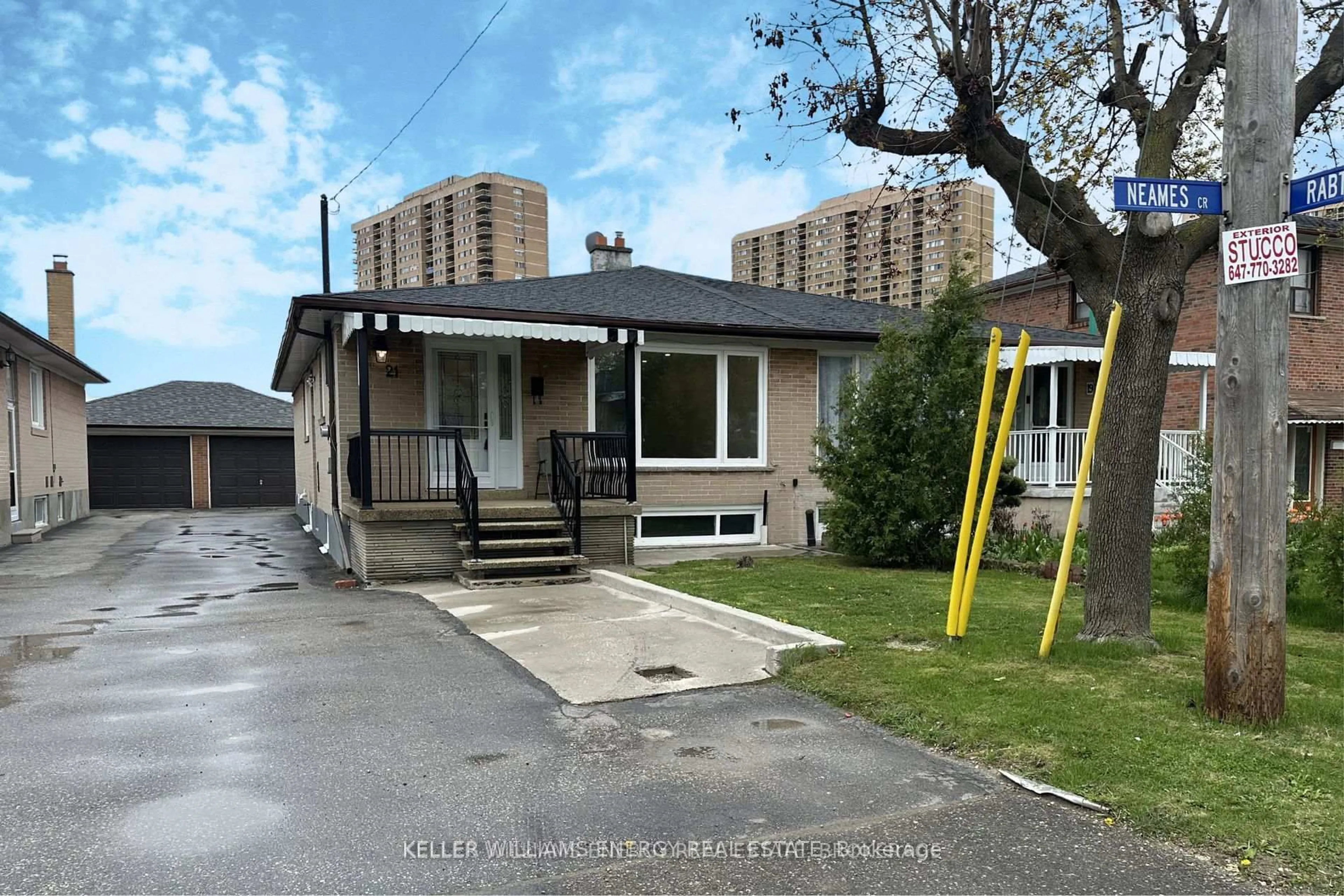 A pic from outside/outdoor area/front of a property/back of a property/a pic from drone, street for 21 Neames Cres, Toronto Ontario M3L 1K8