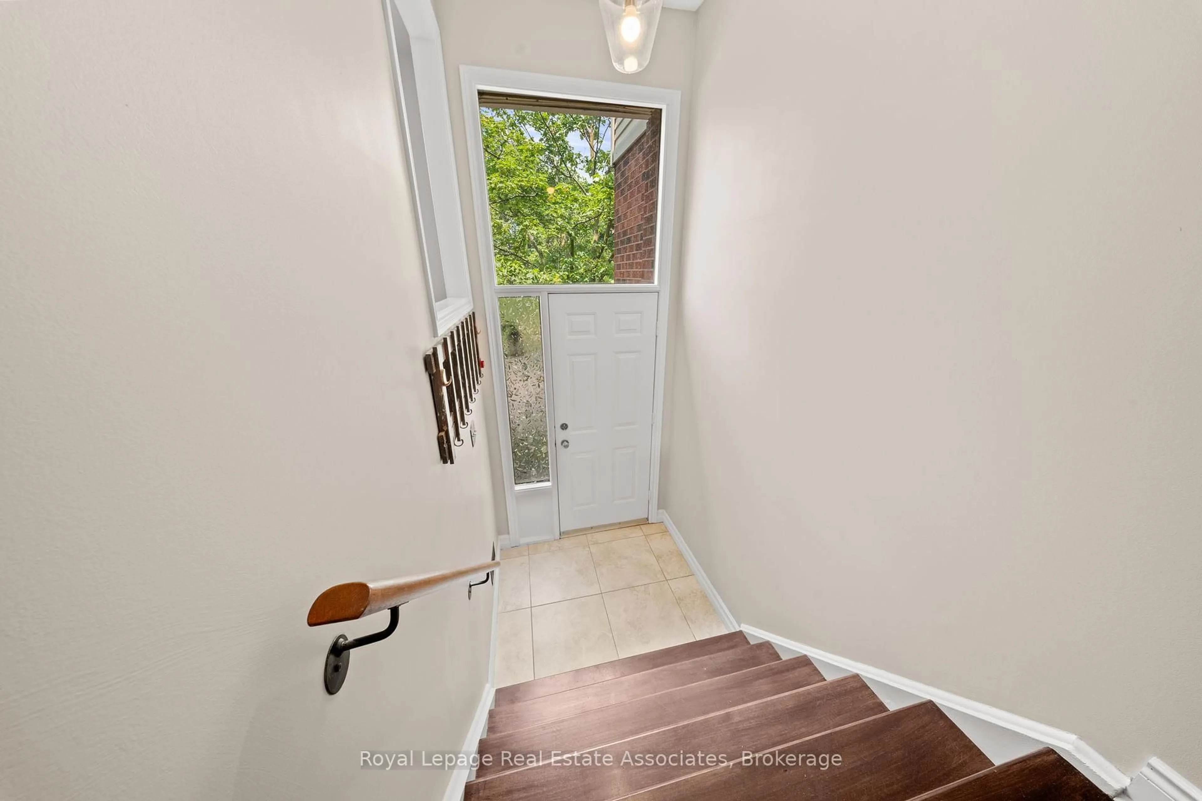 Indoor entryway for 4605 Donegal Dr #7, Mississauga Ontario L5M 4X7