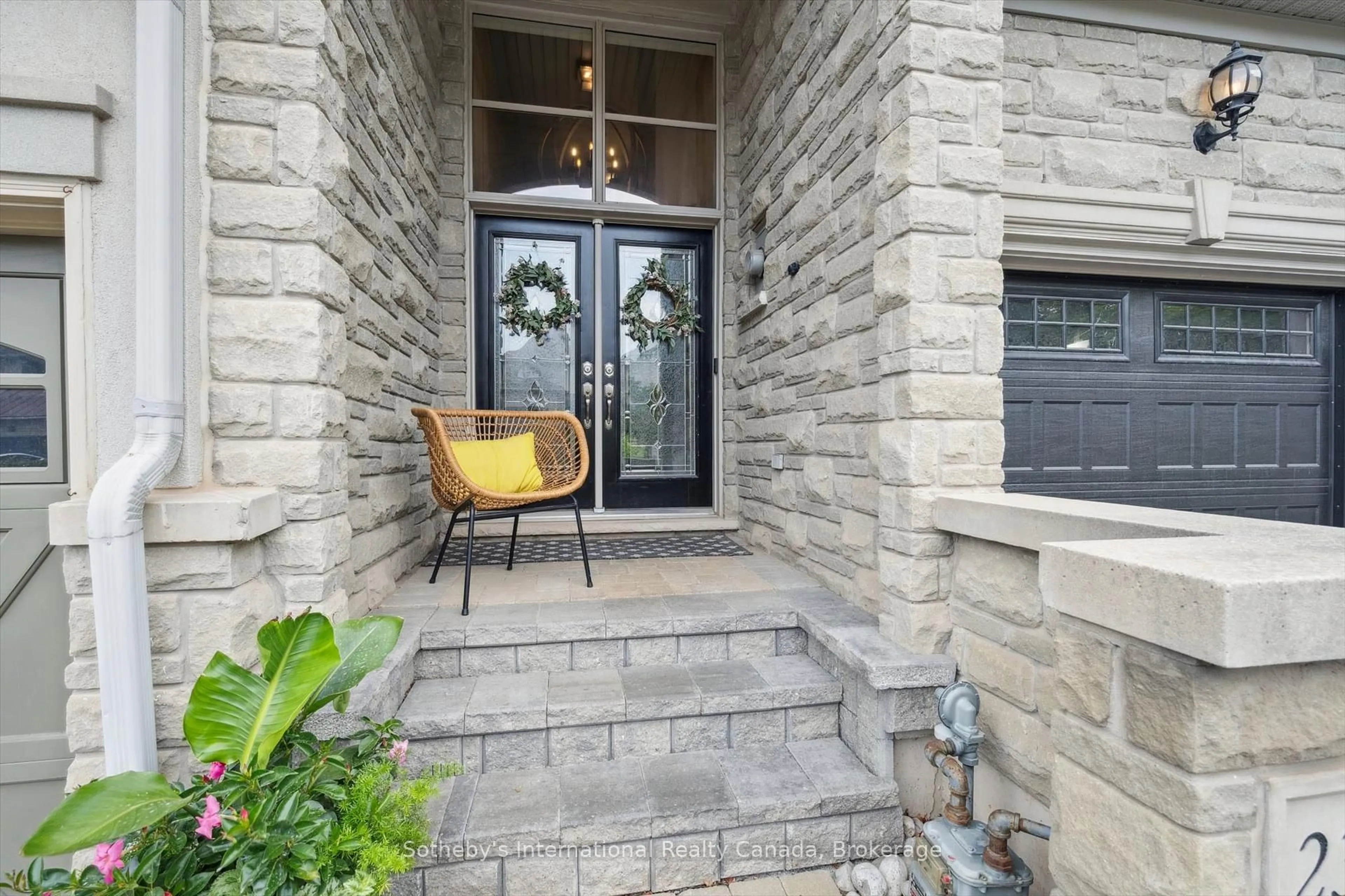Indoor entryway for 2342 Wuthering Heights Way, Oakville Ontario L6M 0E8
