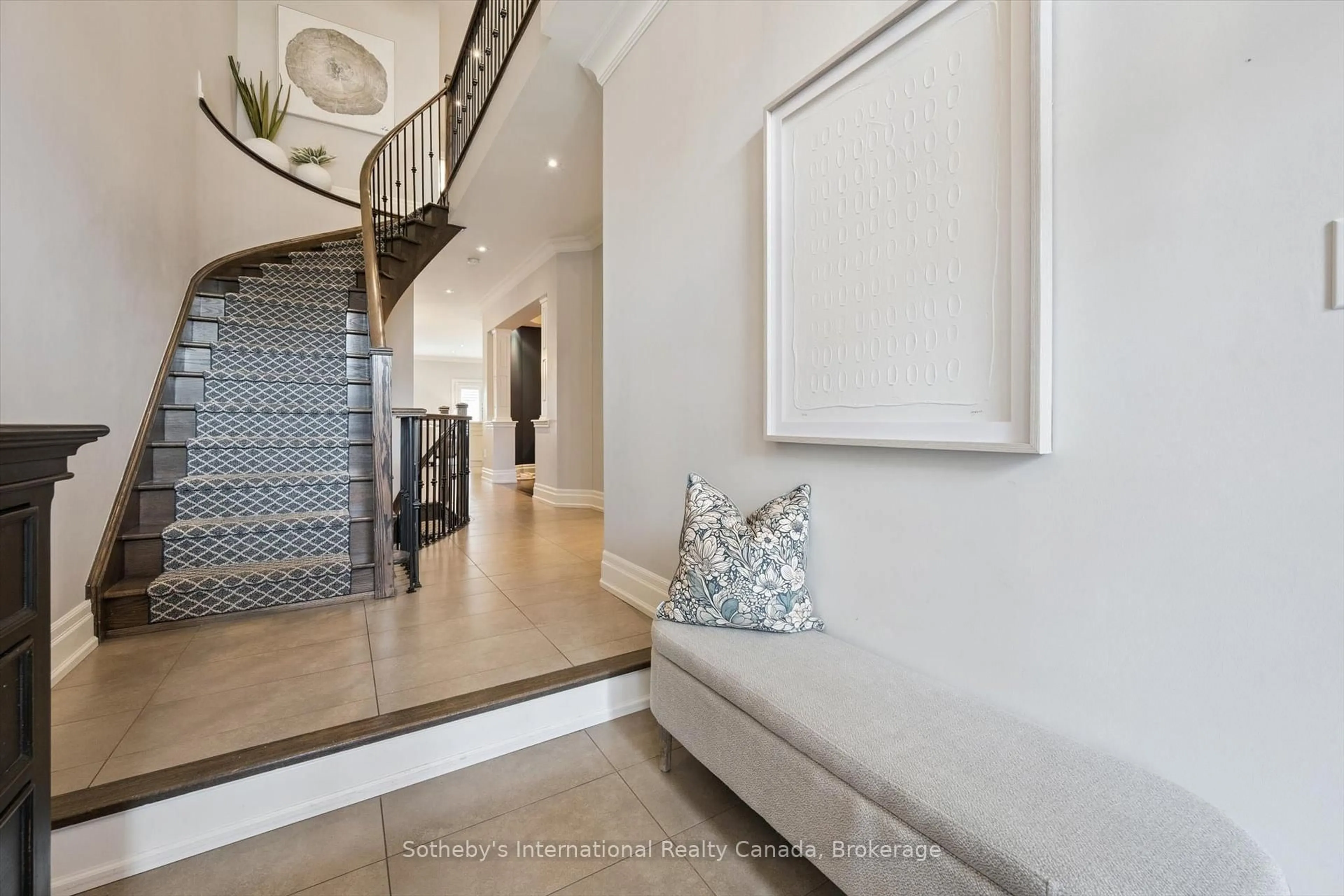 Indoor entryway for 2342 Wuthering Heights Way, Oakville Ontario L6M 0E8