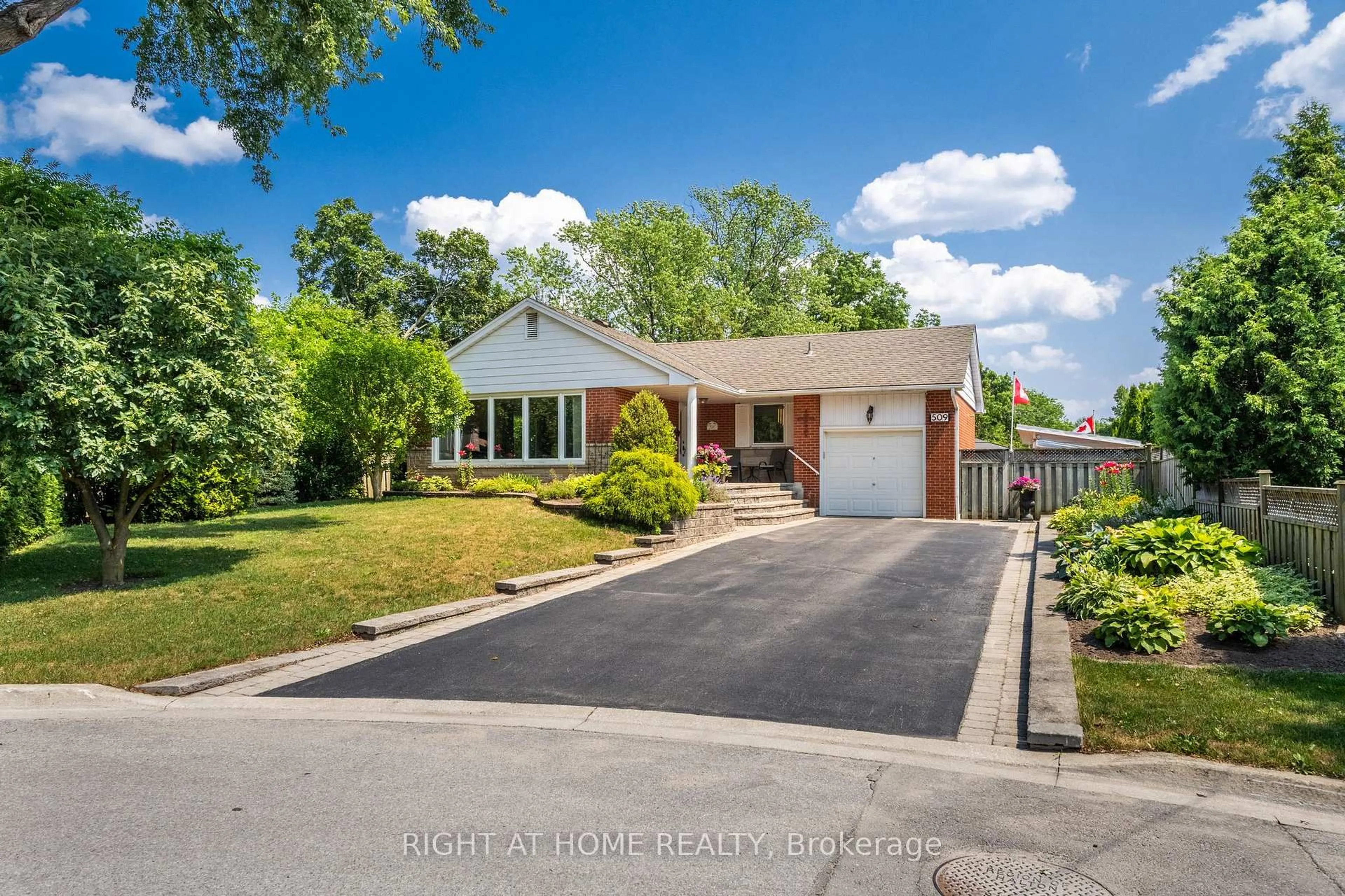 A pic from outside/outdoor area/front of a property/back of a property/a pic from drone, street for 509 Rothesay Pl, Burlington Ontario L7N 3E3