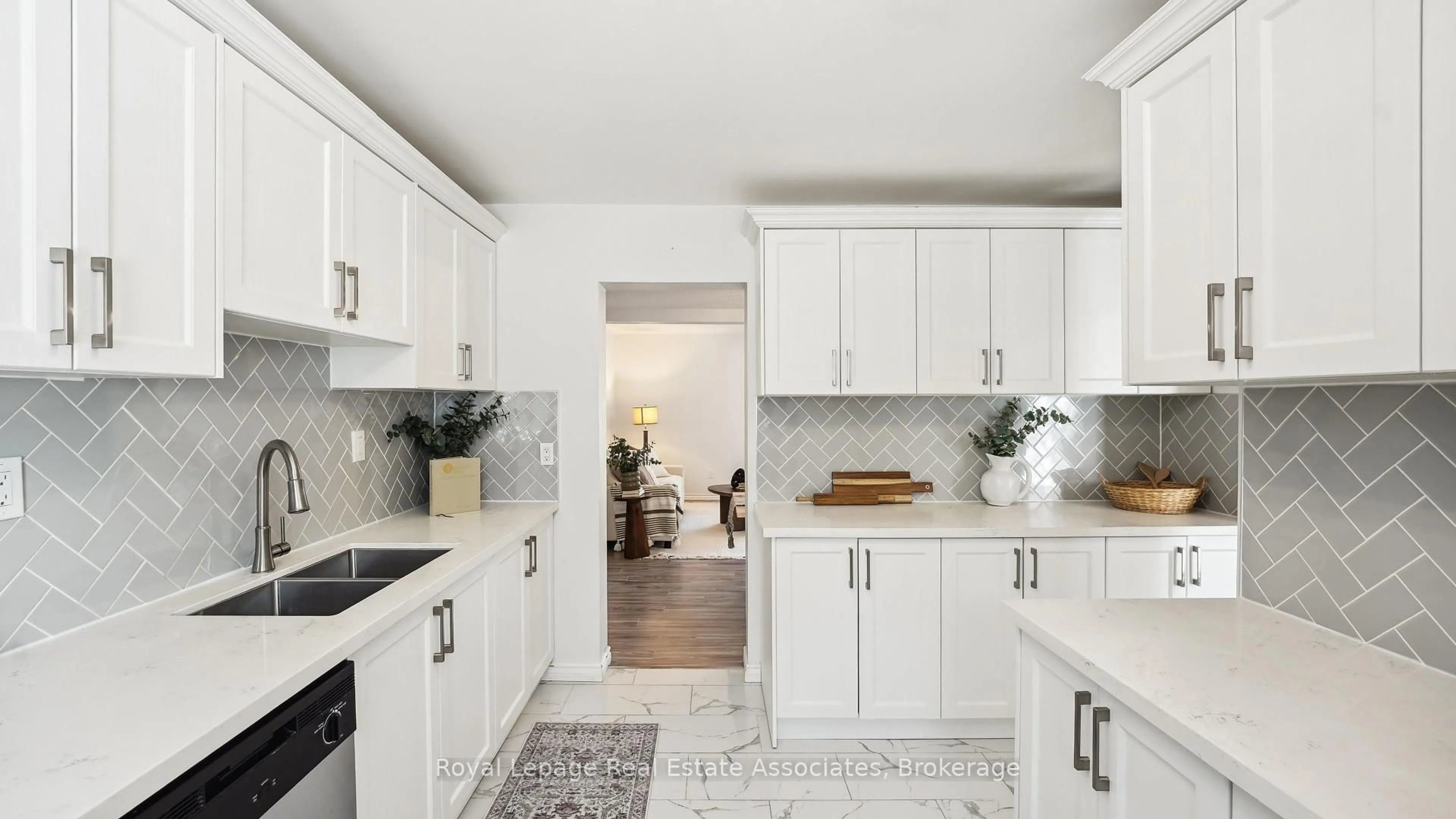 Open concept kitchen, ceramic/tile floor for 6855 Glen Erin Dr #20, Mississauga Ontario L5N 1P6