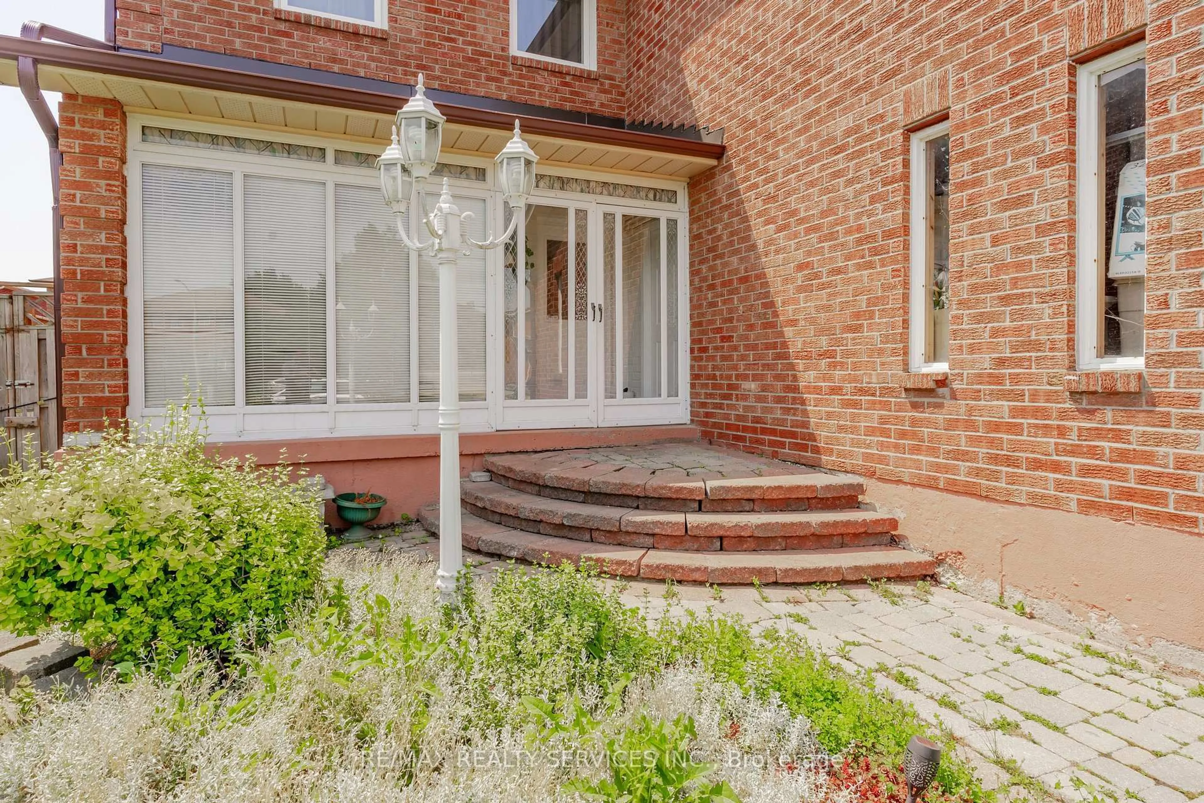 Home with brick exterior material, street for 6 Ruth Ave, Brampton Ontario L6Z 3X4