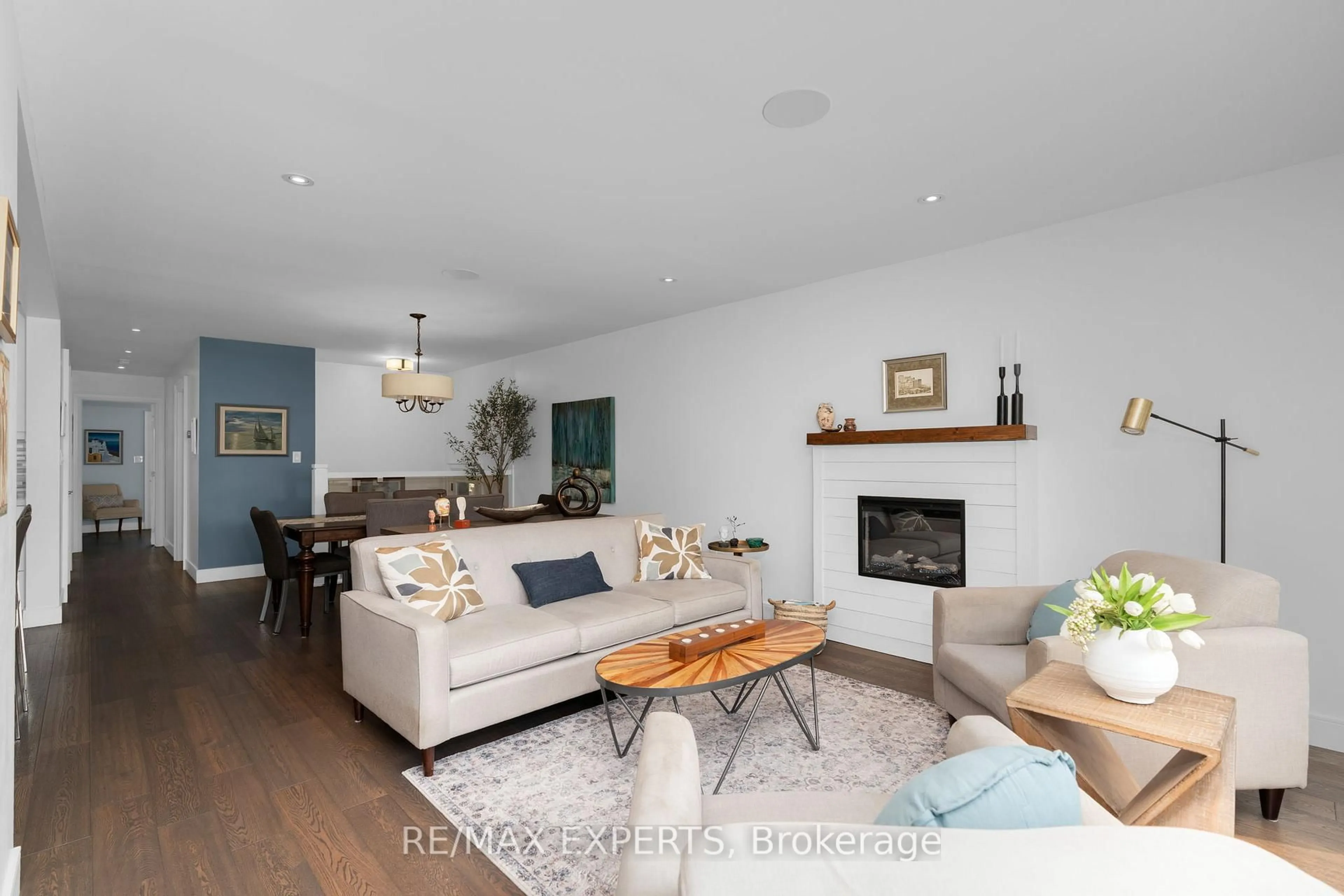 Living room with furniture, wood/laminate floor for 191 Beaver Ave, Caledon Ontario L7E 3W6