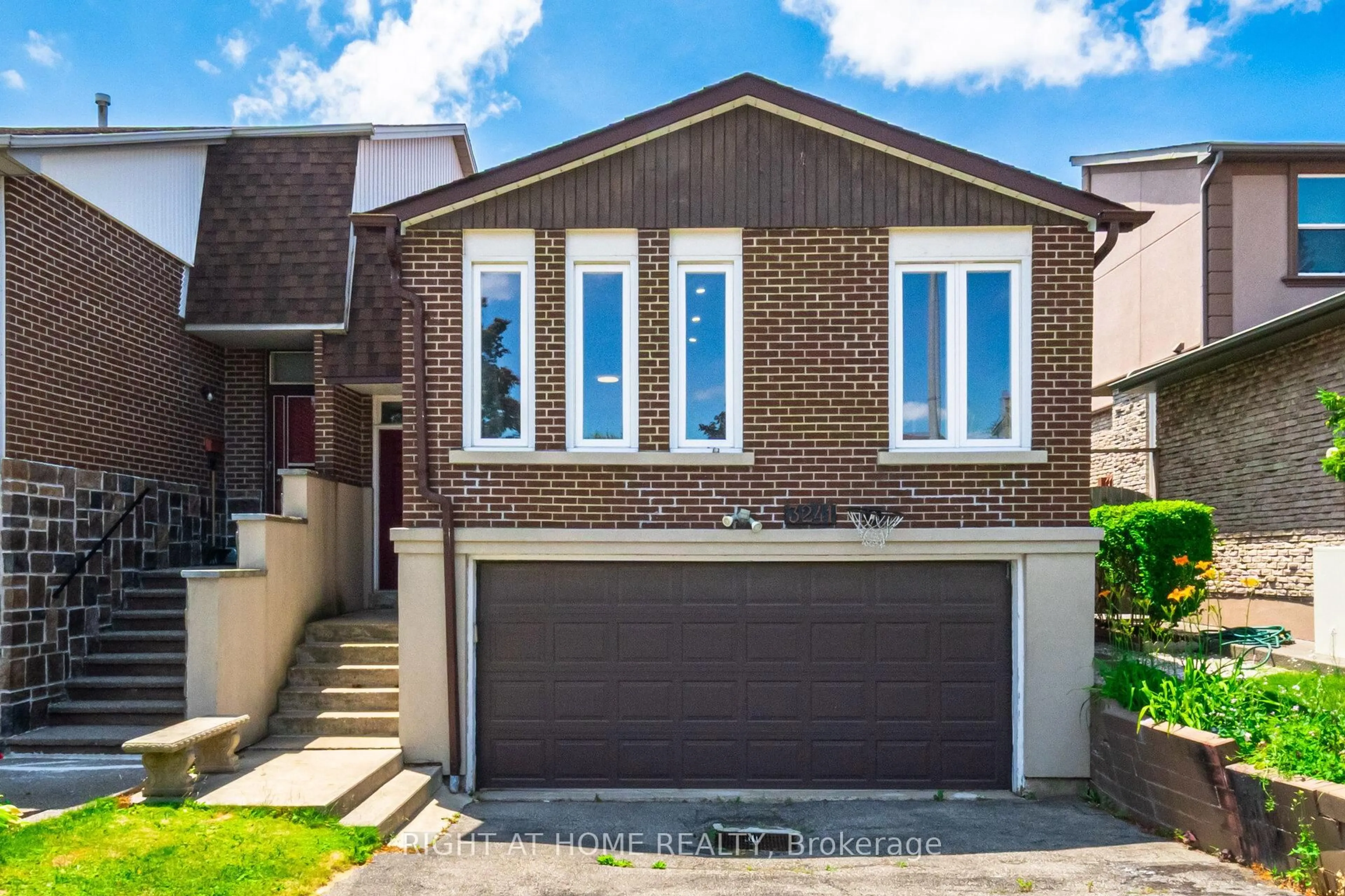 Home with brick exterior material, street for 3241 Mccarthy Crt, Mississauga Ontario L4Y 3Z4
