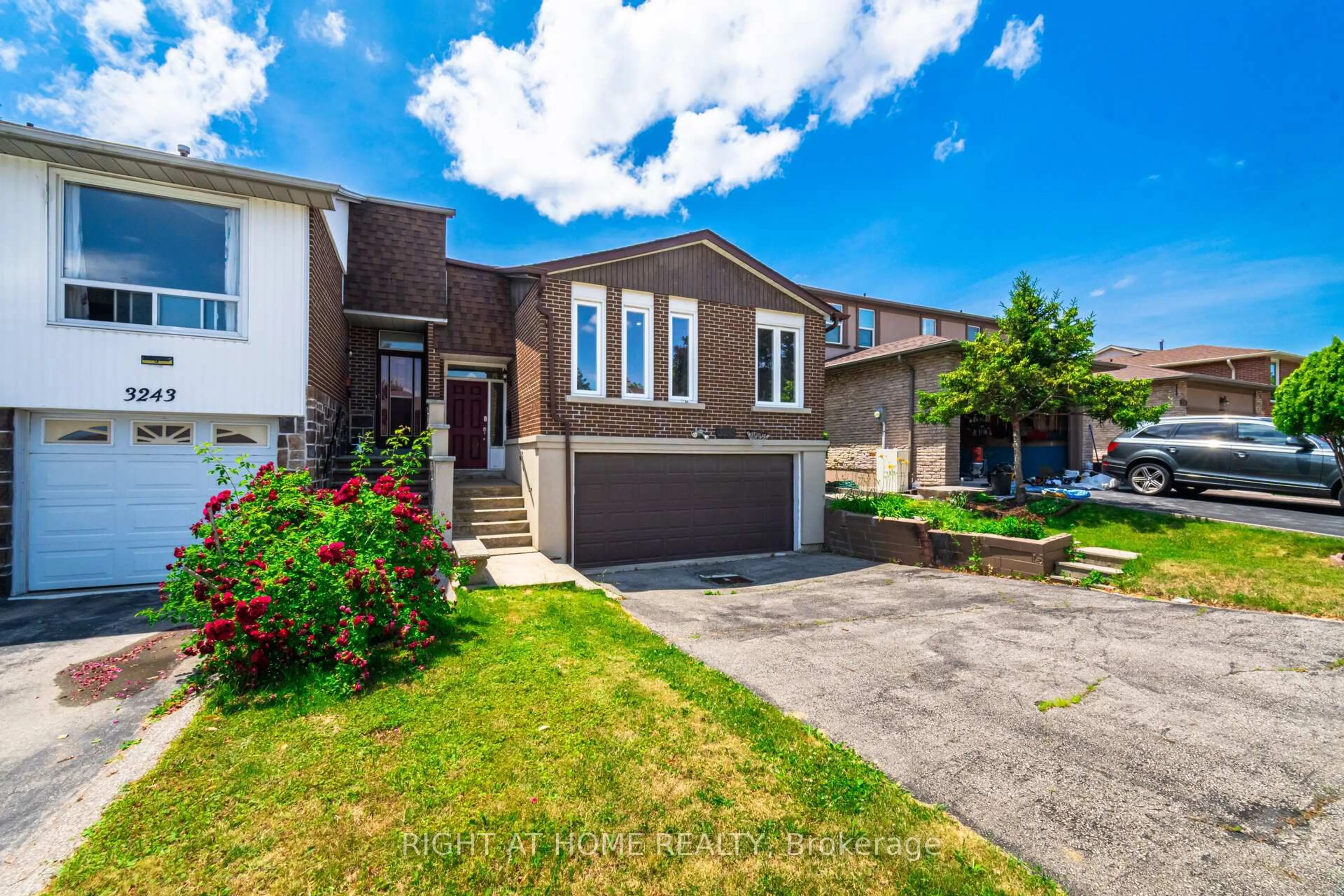 Home with brick exterior material, street for 3241 Mccarthy Crt, Mississauga Ontario L4Y 3Z4