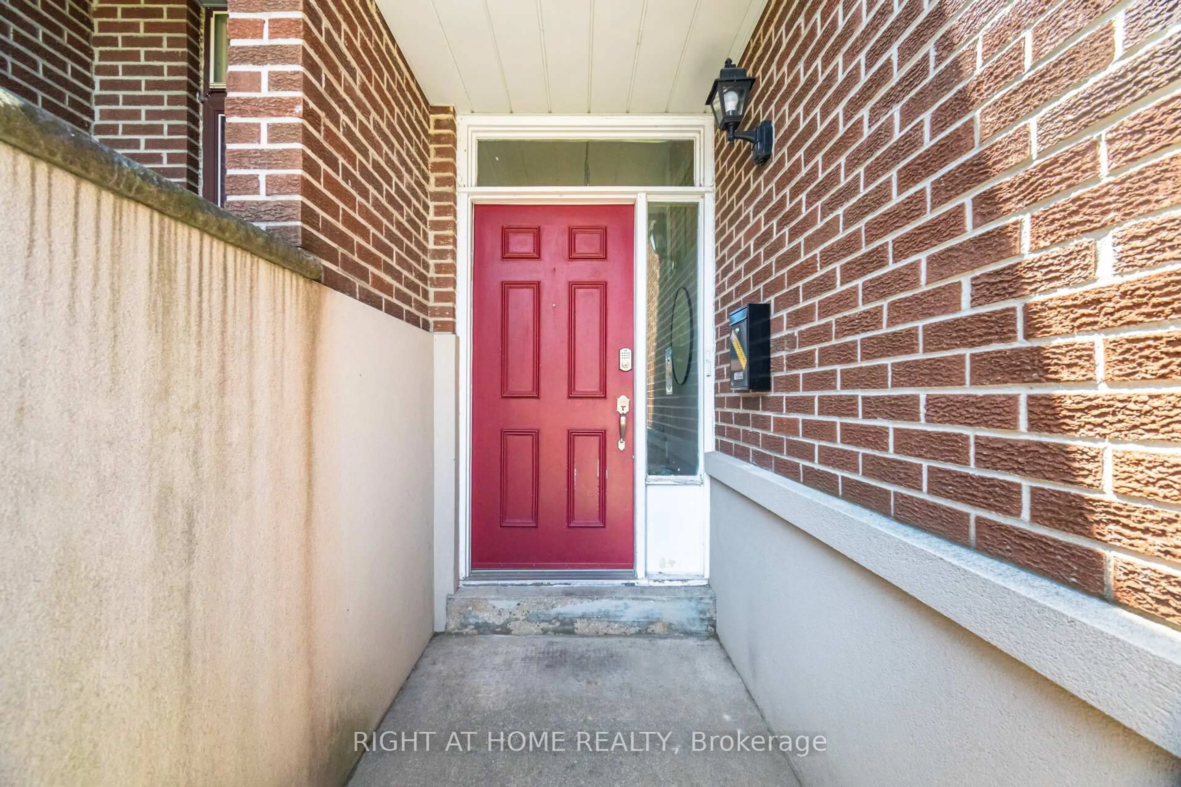 Indoor entryway for 3241 Mccarthy Crt, Mississauga Ontario L4Y 3Z4