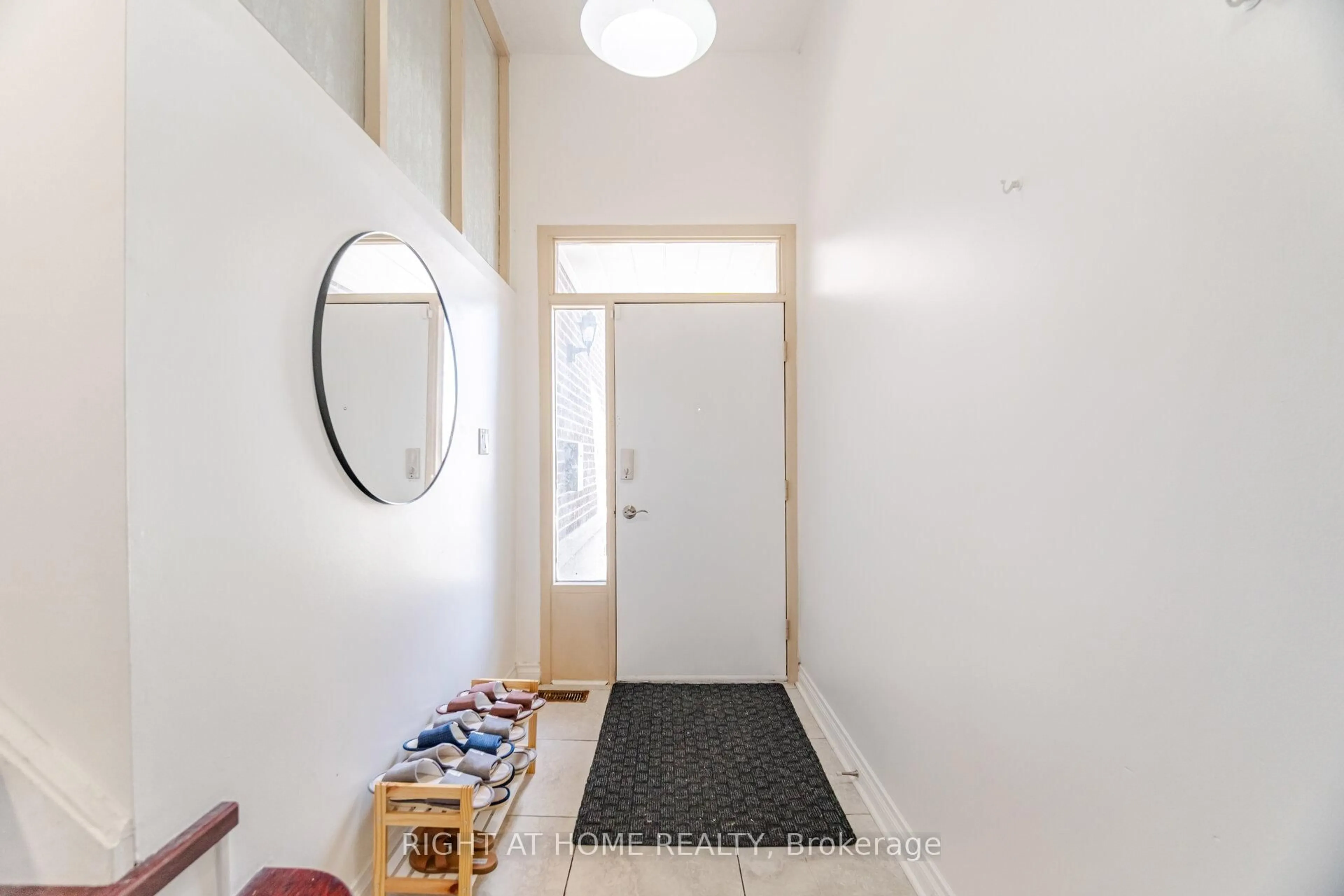 Indoor entryway for 3241 Mccarthy Crt, Mississauga Ontario L4Y 3Z4