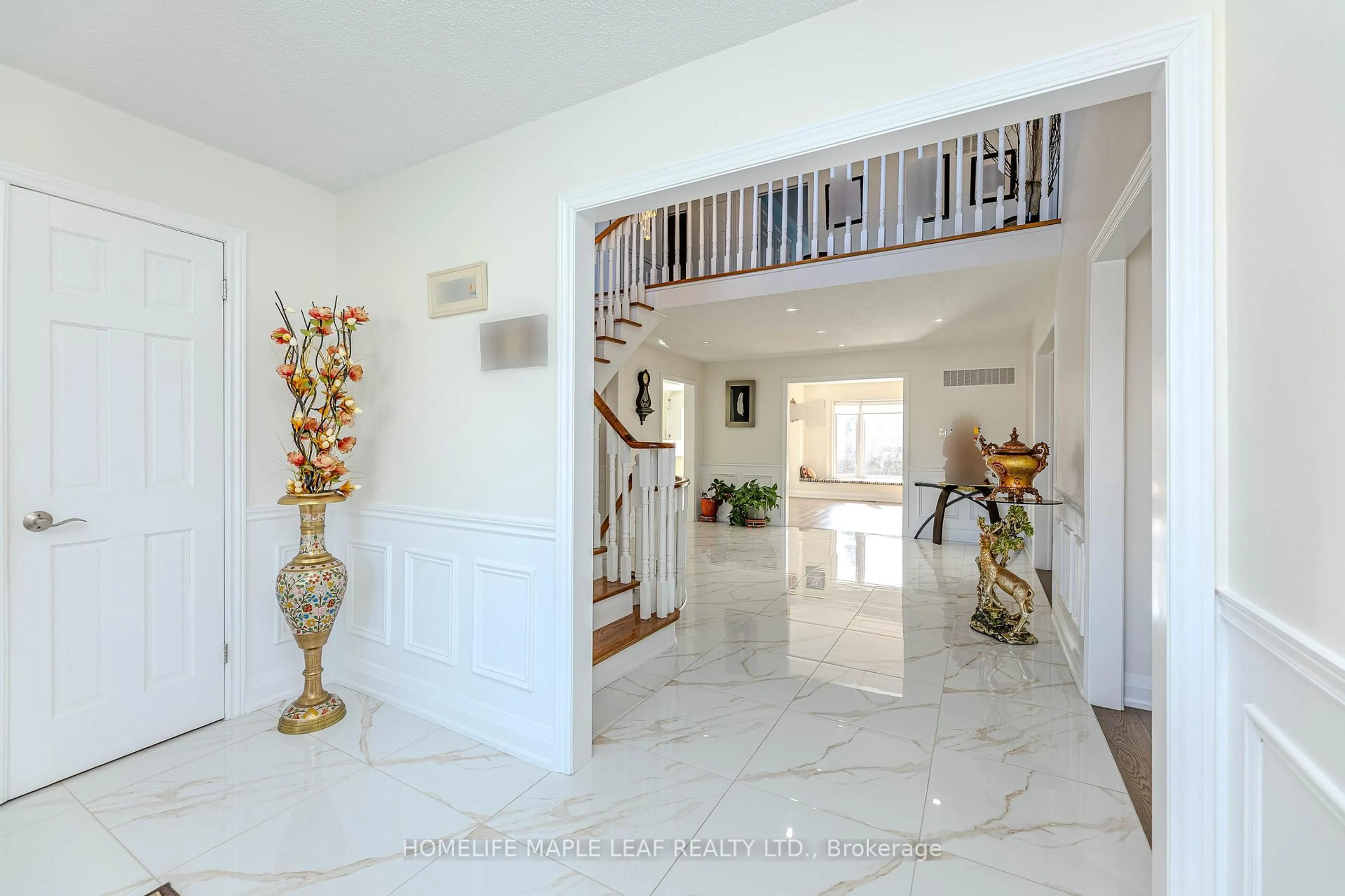 Indoor foyer for 1310 Greenridge Circ, Oakville Ontario L6M 2J7