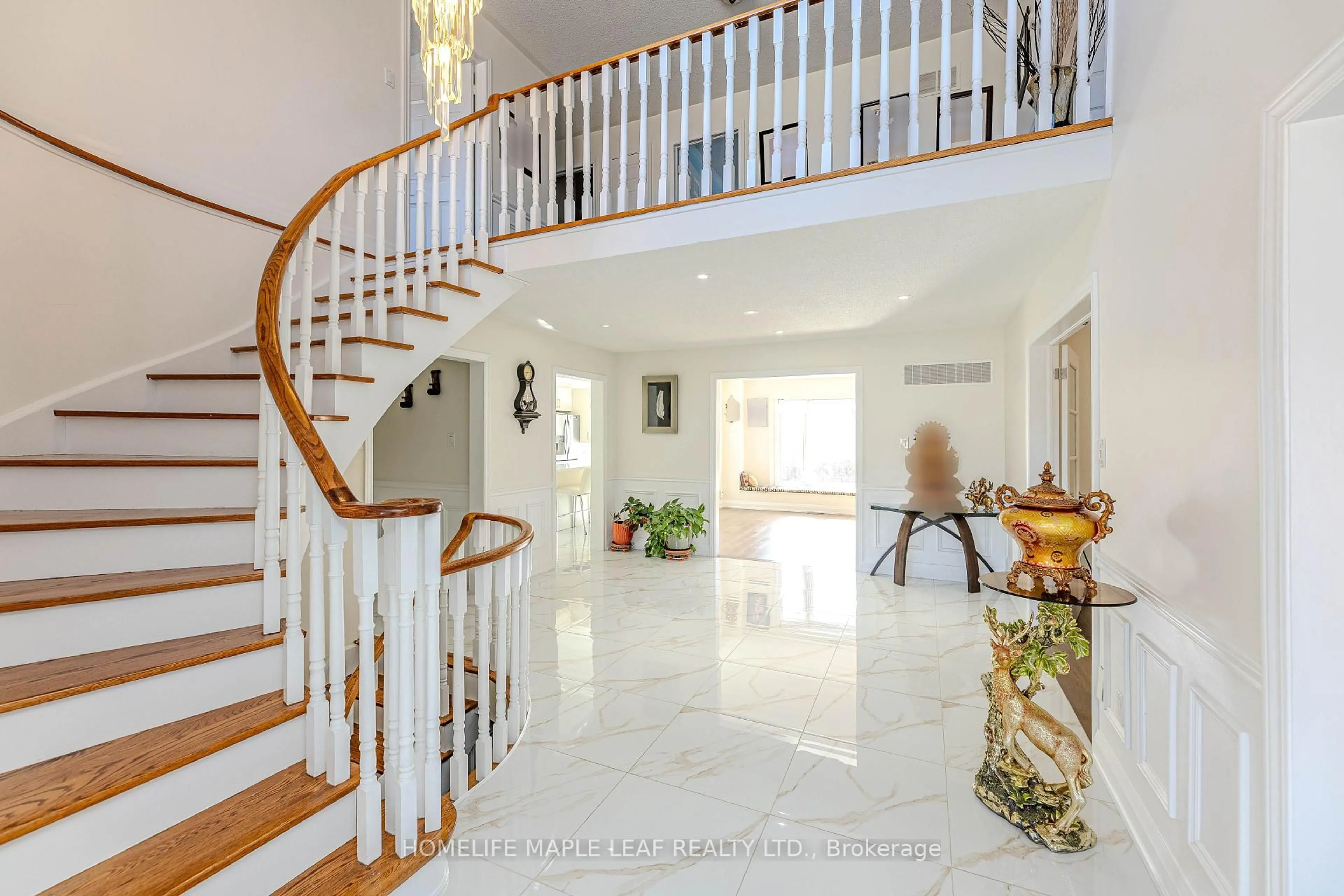Indoor foyer for 1310 Greenridge Circ, Oakville Ontario L6M 2J7