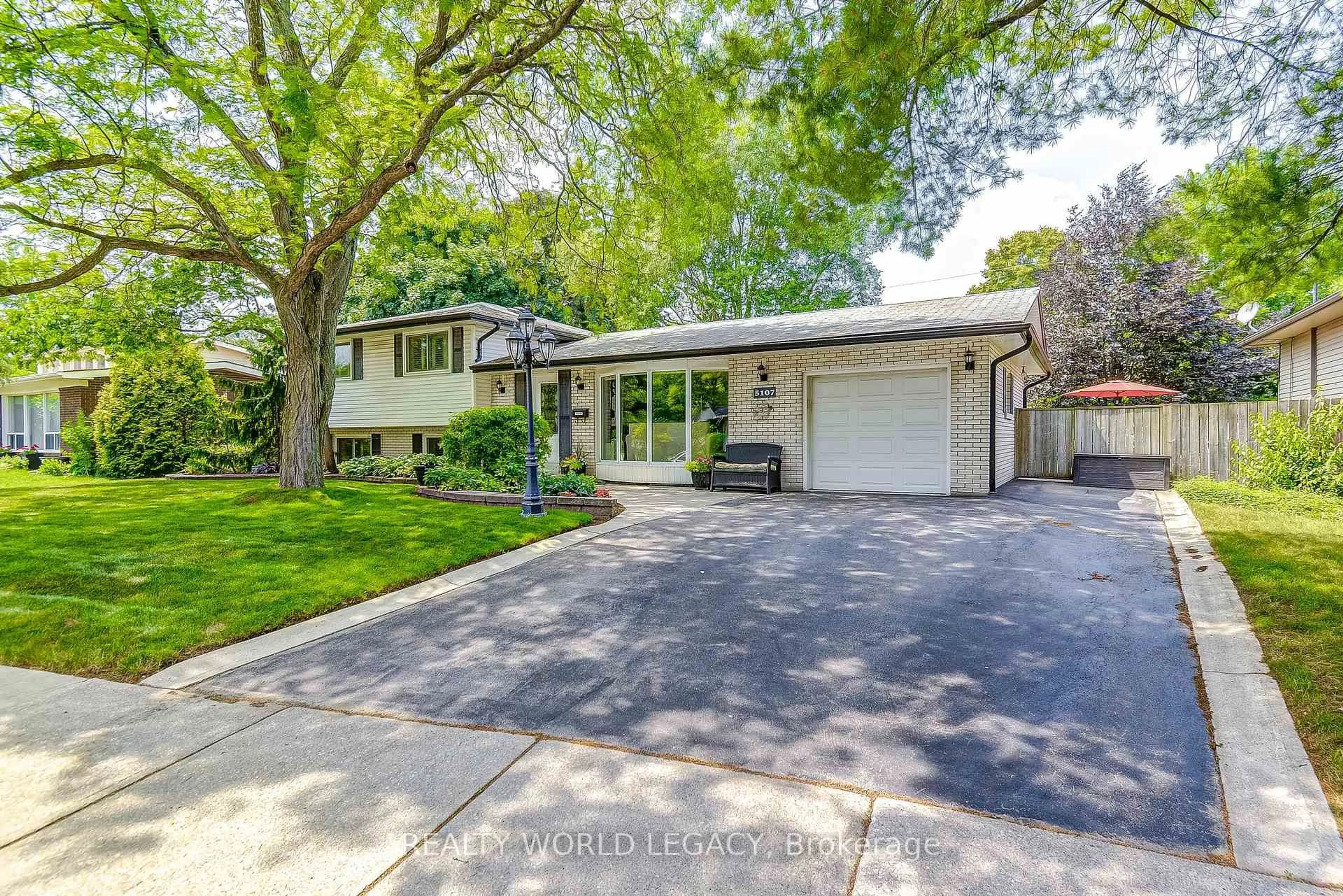 Home with vinyl exterior material, street for 5107 Spruce Ave, Burlington Ontario L7L 1M9