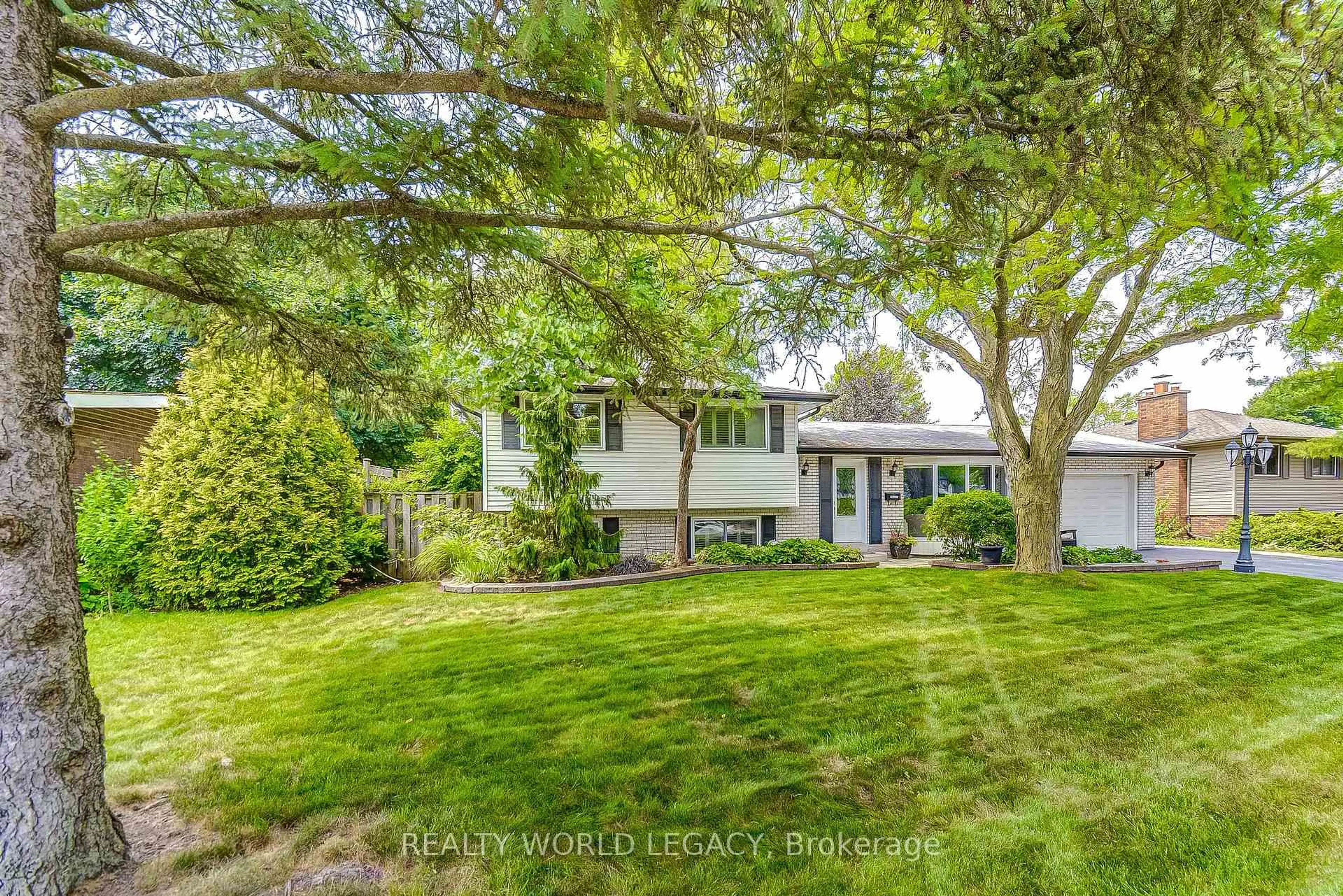 A pic from outside/outdoor area/front of a property/back of a property/a pic from drone, street for 5107 Spruce Ave, Burlington Ontario L7L 1M9
