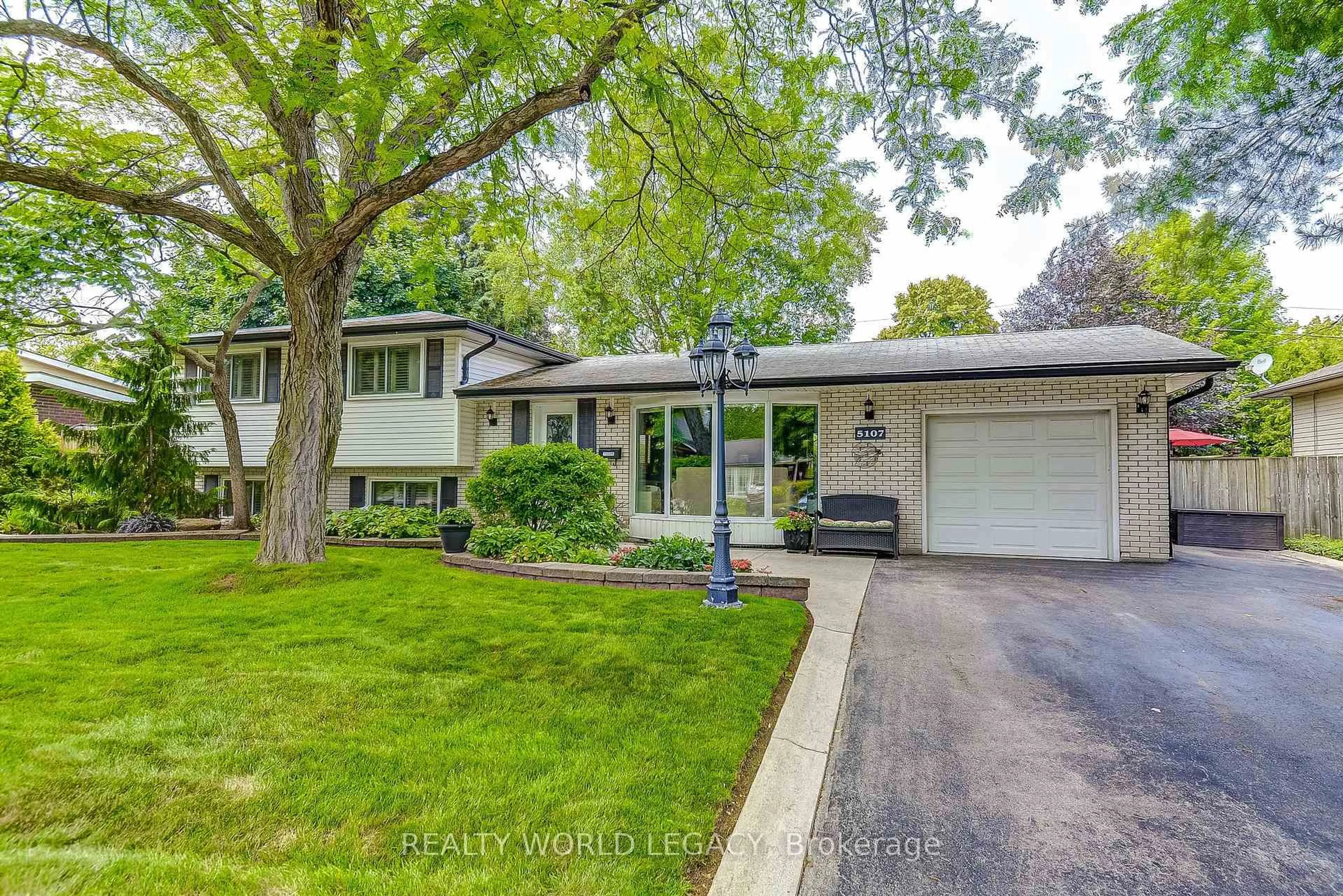 Home with vinyl exterior material, street for 5107 Spruce Ave, Burlington Ontario L7L 1M9