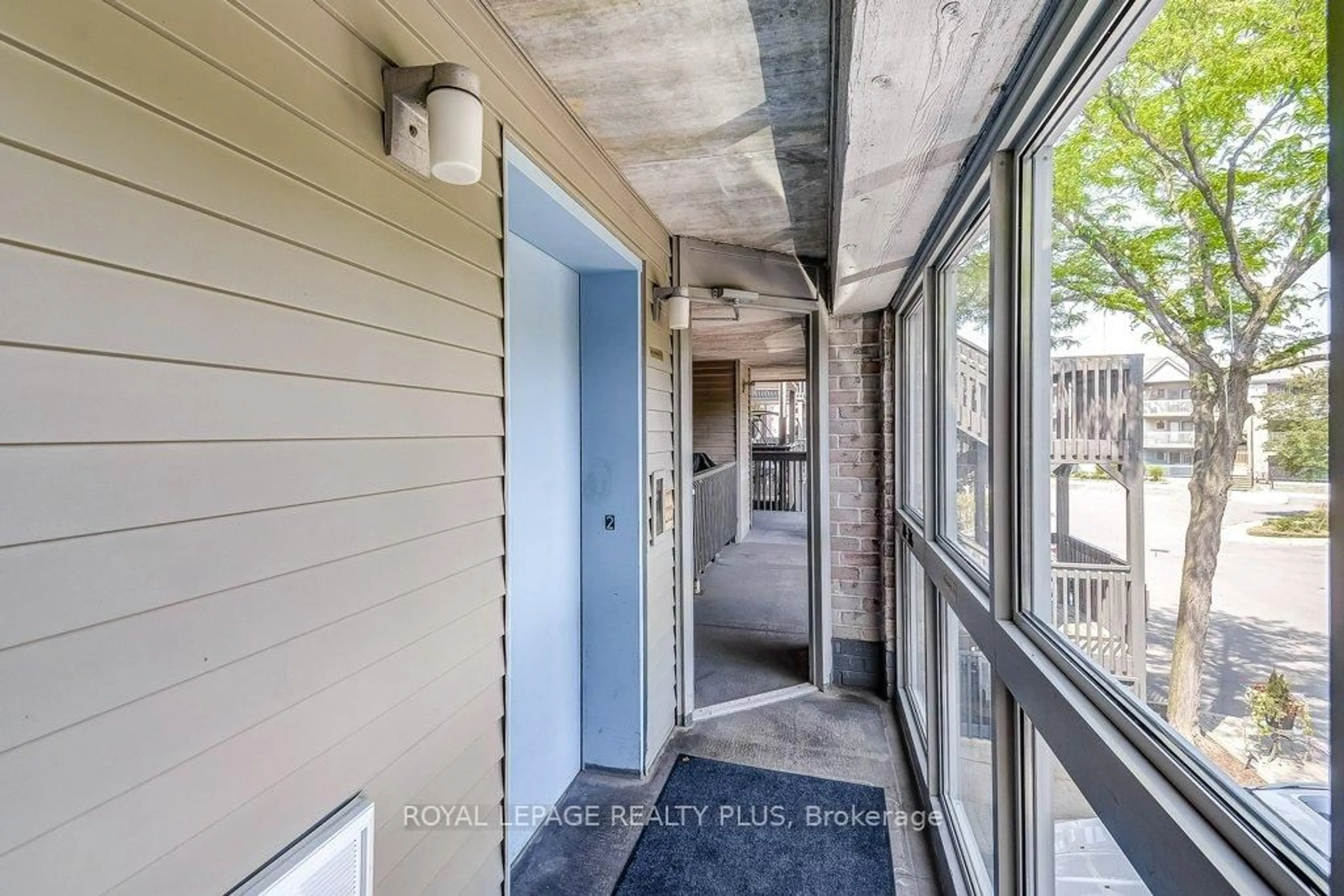 Indoor entryway for 2030 Cleaver Ave #201, Burlington Ontario L7M 4C3