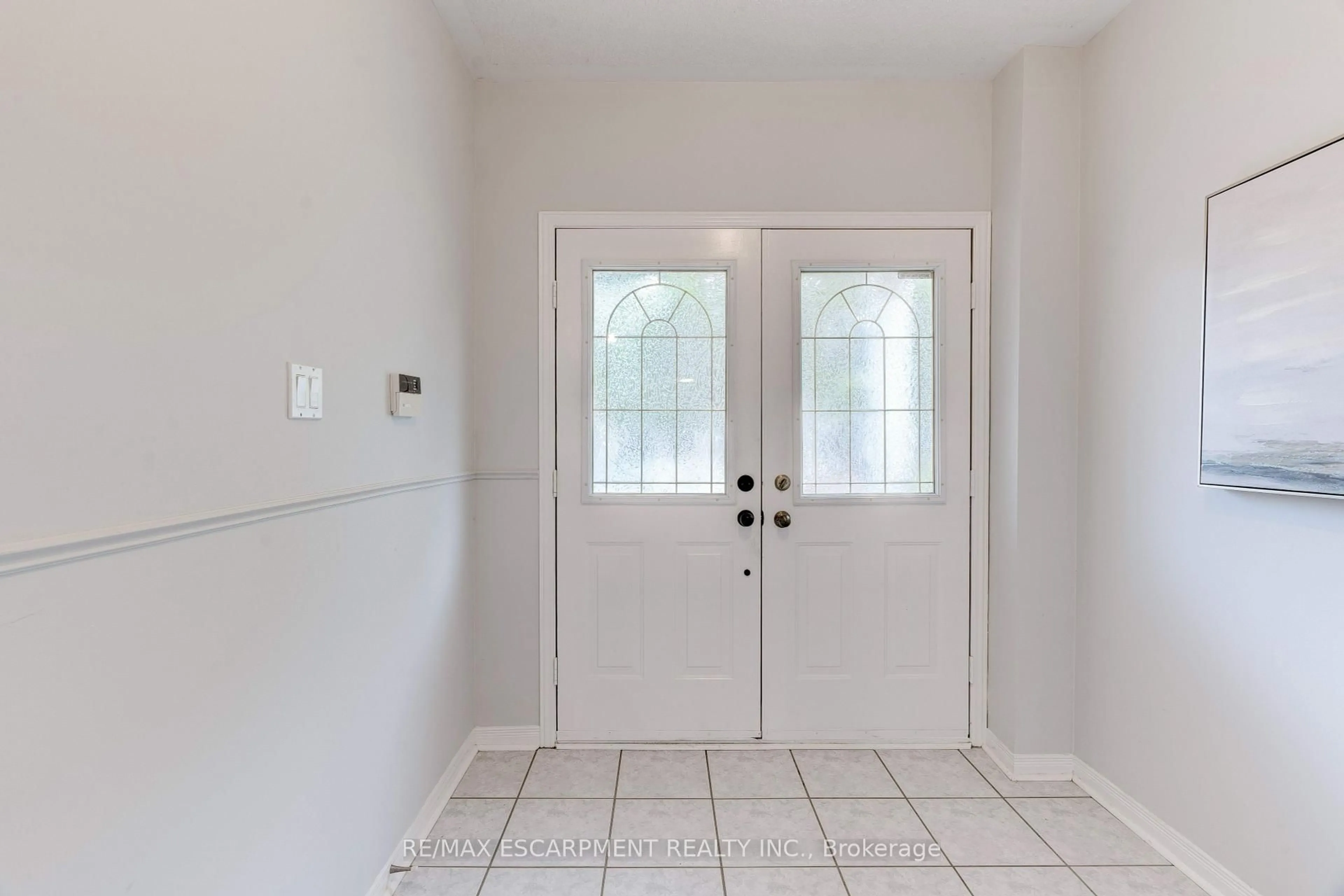 Indoor entryway for 5205 THORNBURN Dr, Burlington Ontario L7L 6R4
