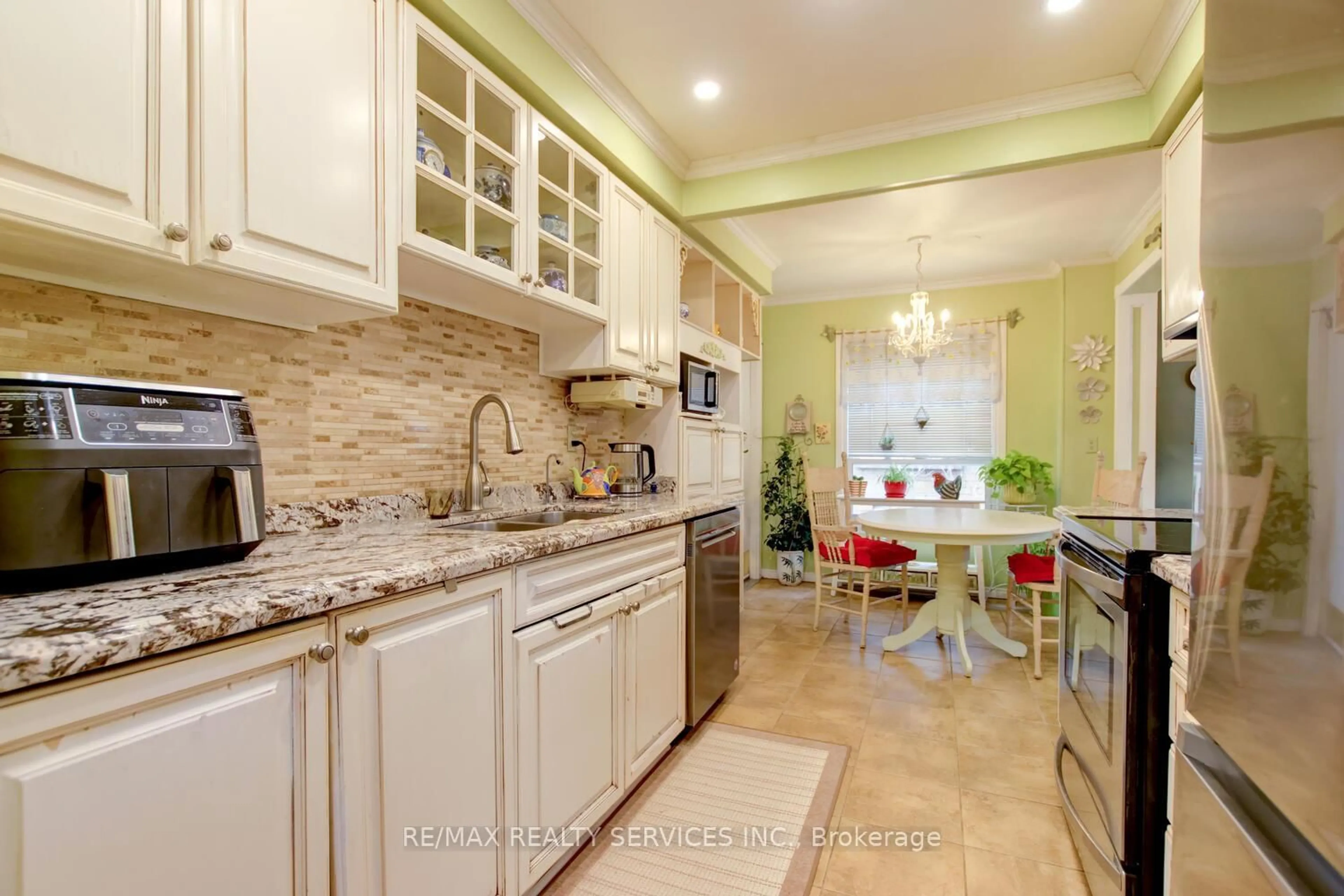 Open concept kitchen, ceramic/tile floor for 47 Nuttall St, Brampton Ontario L6S 4V1