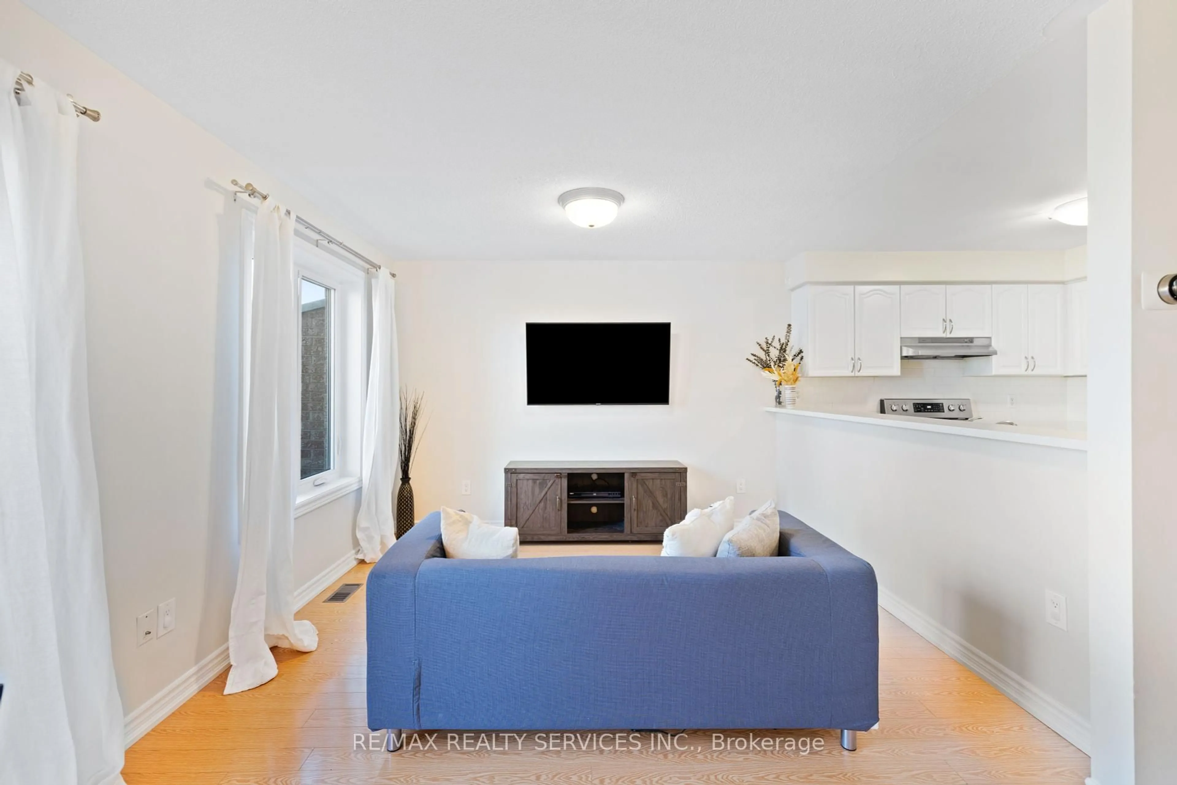 Living room with furniture, unknown for 45 Bristol Rd #28, Mississauga Ontario L4Z 3P5
