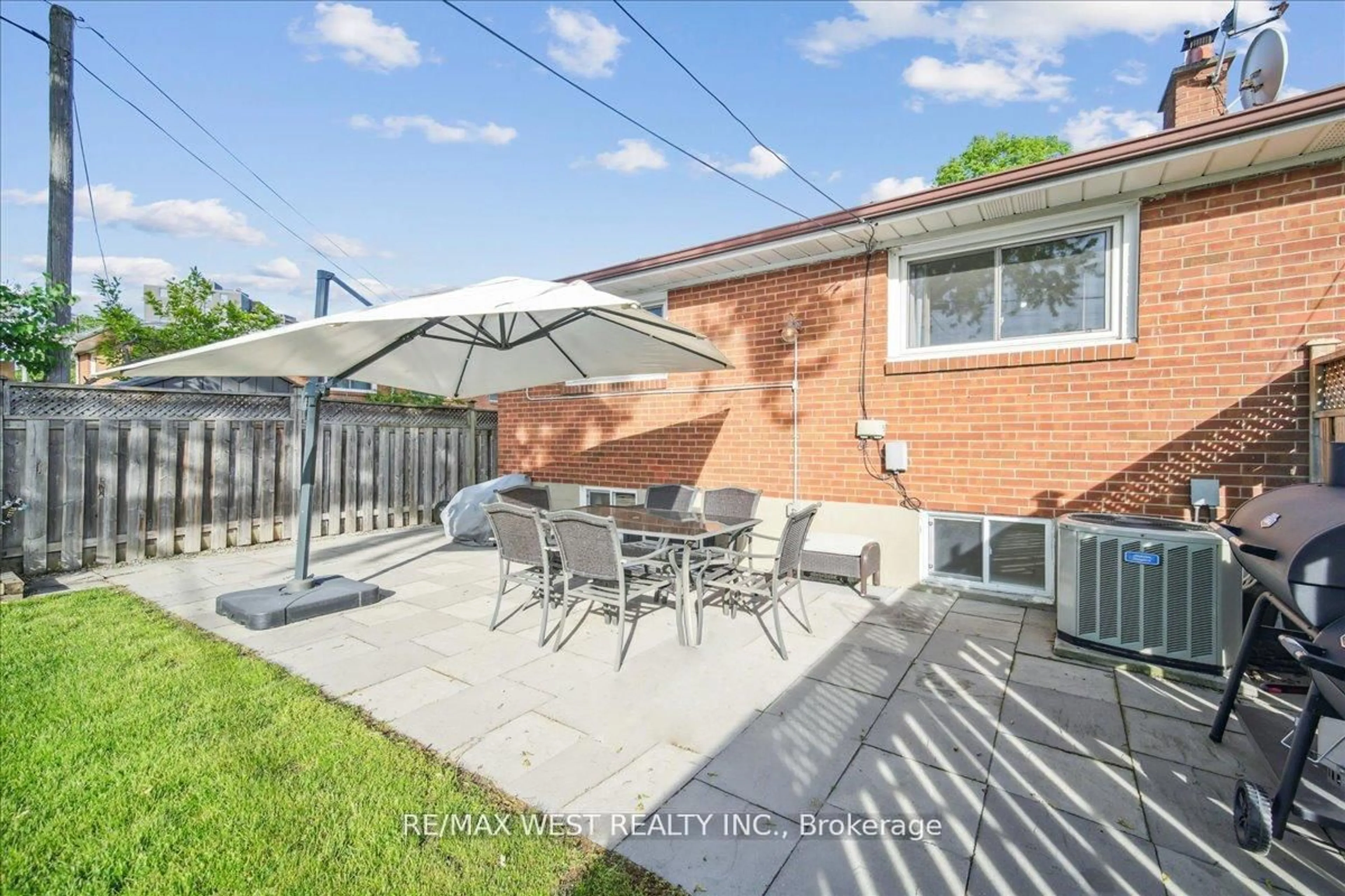 Patio, street for 1215 Gripsholm Rd, Mississauga Ontario L4Y 2G8