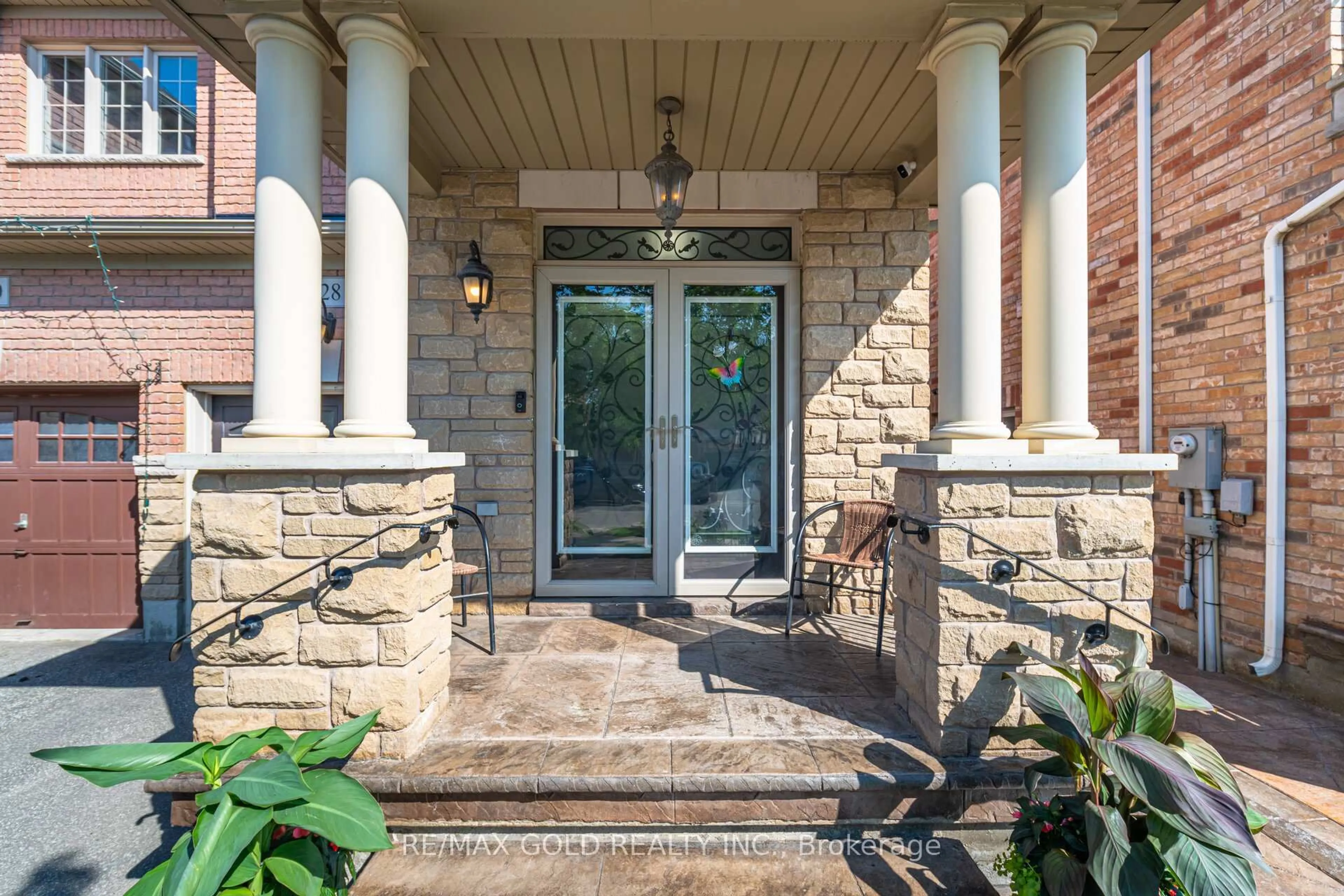 Indoor entryway for 28 Versailles Cres, Brampton Ontario L6P 3J8