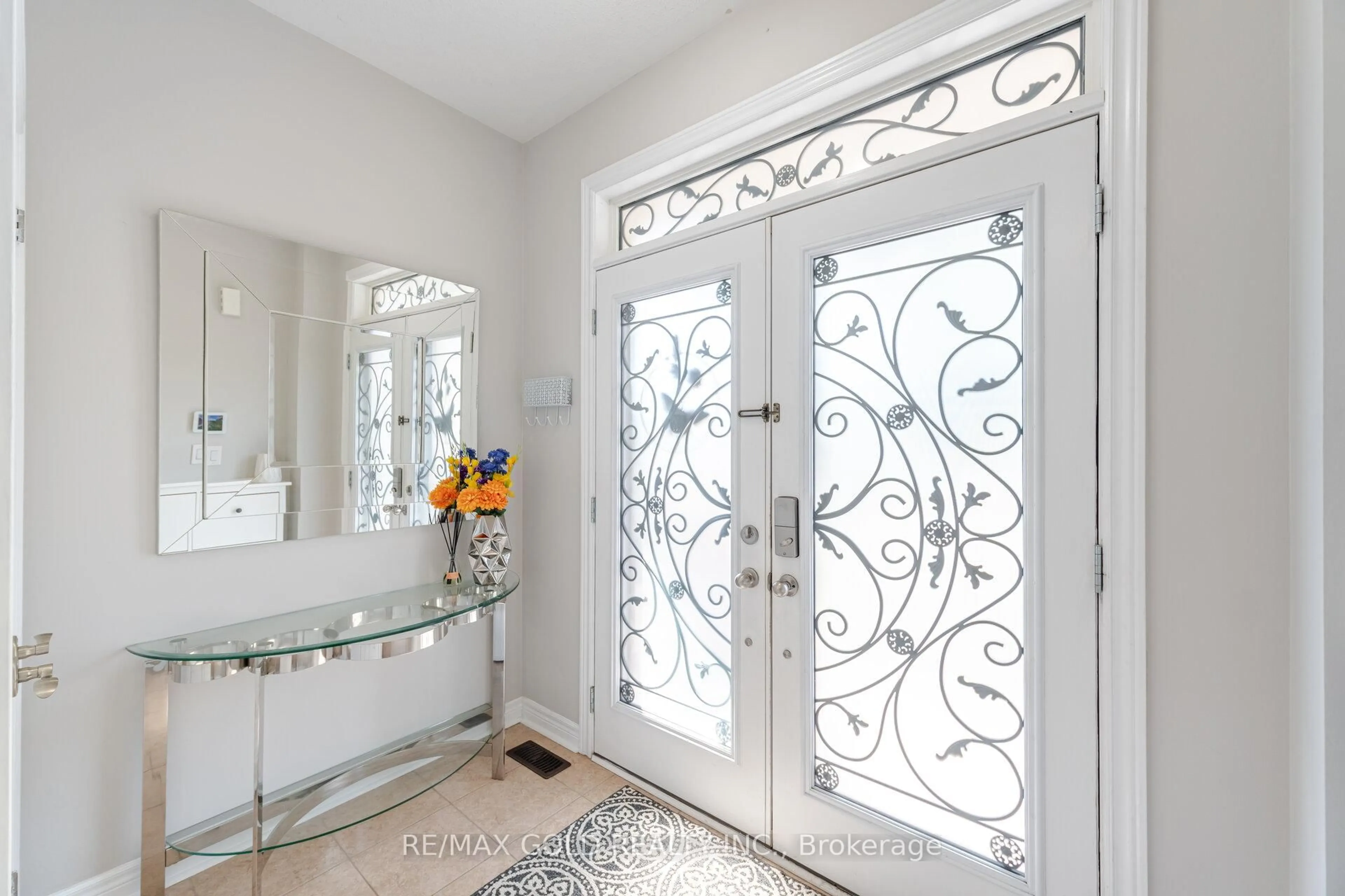 Indoor entryway for 28 Versailles Cres, Brampton Ontario L6P 3J8