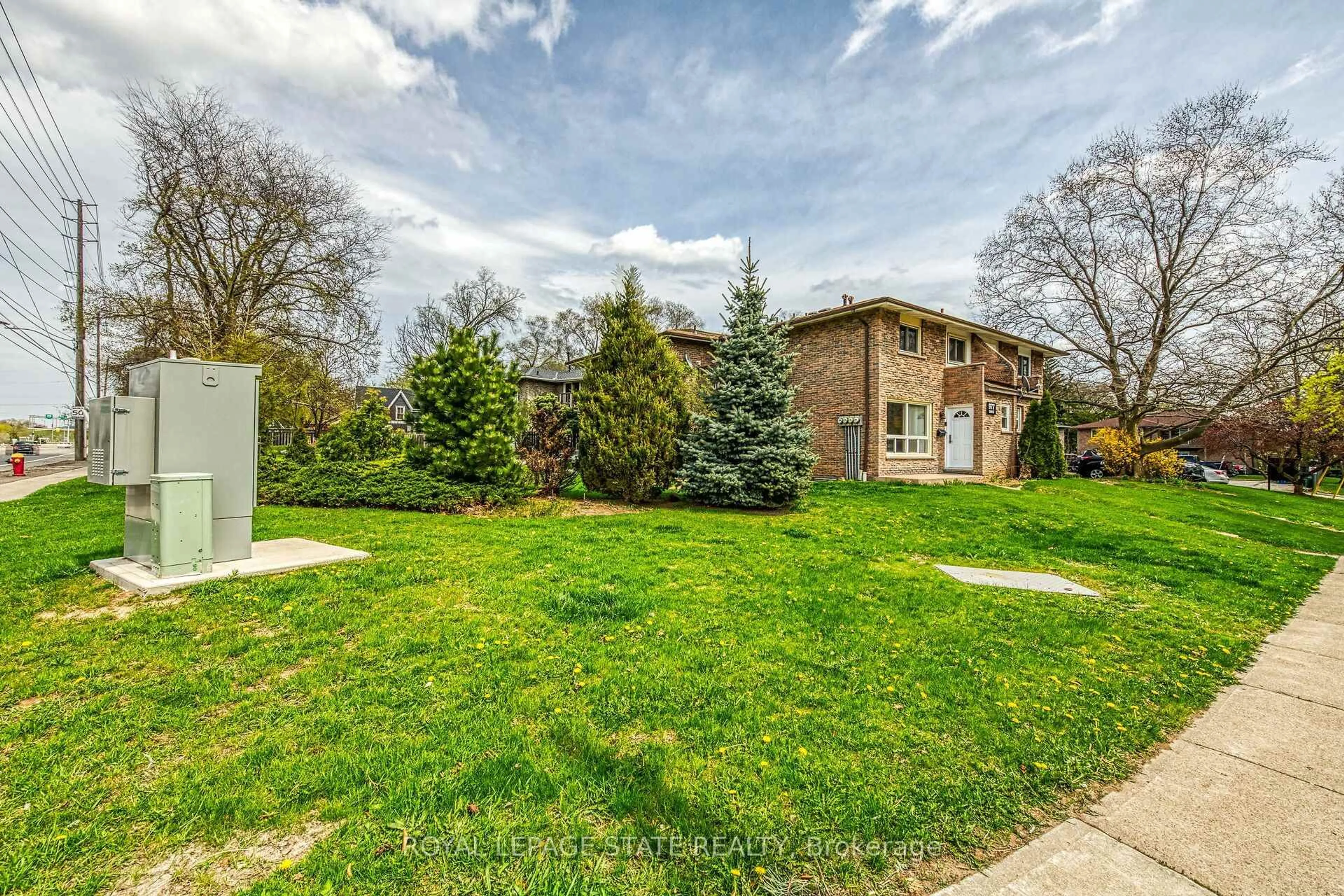 A pic from outside/outdoor area/front of a property/back of a property/a pic from drone, street for 977 Francis Rd #2, Burlington Ontario L7T 3Z1