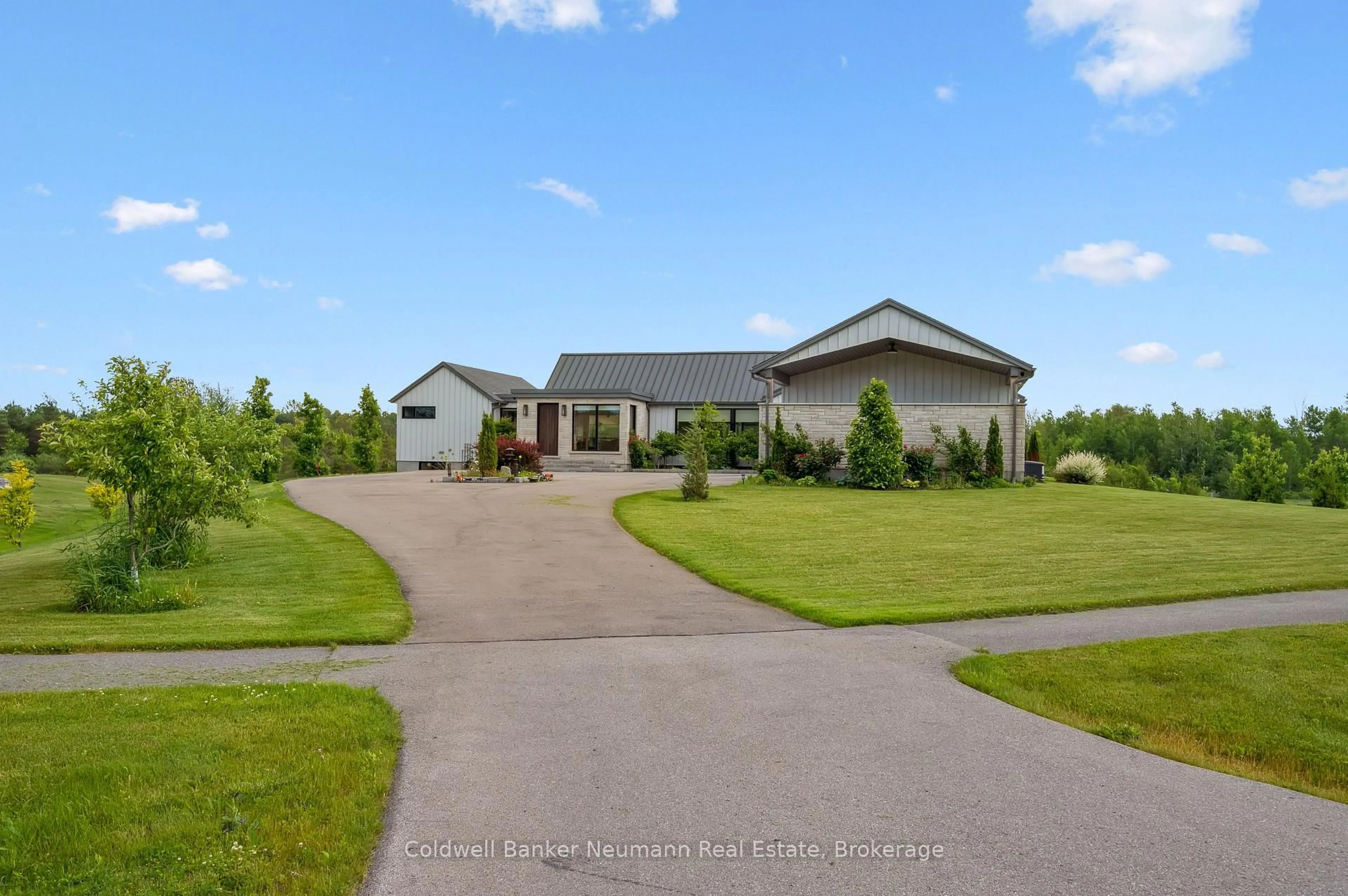A pic from outside/outdoor area/front of a property/back of a property/a pic from drone, unknown for 1270 15th Sdrd, Milton Ontario L0P 1J0