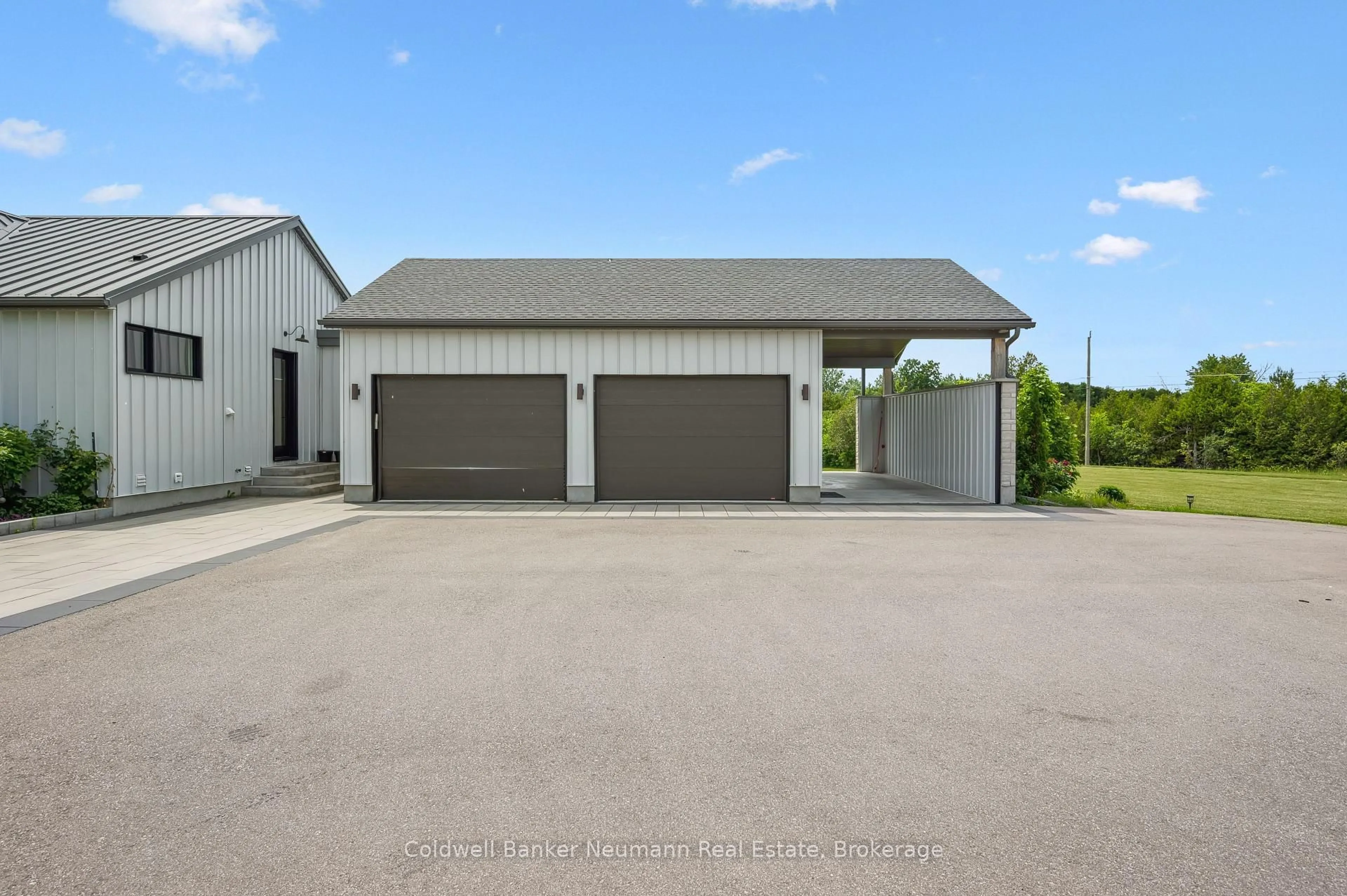 Indoor garage for 1270 15th Sdrd, Milton Ontario L0P 1J0