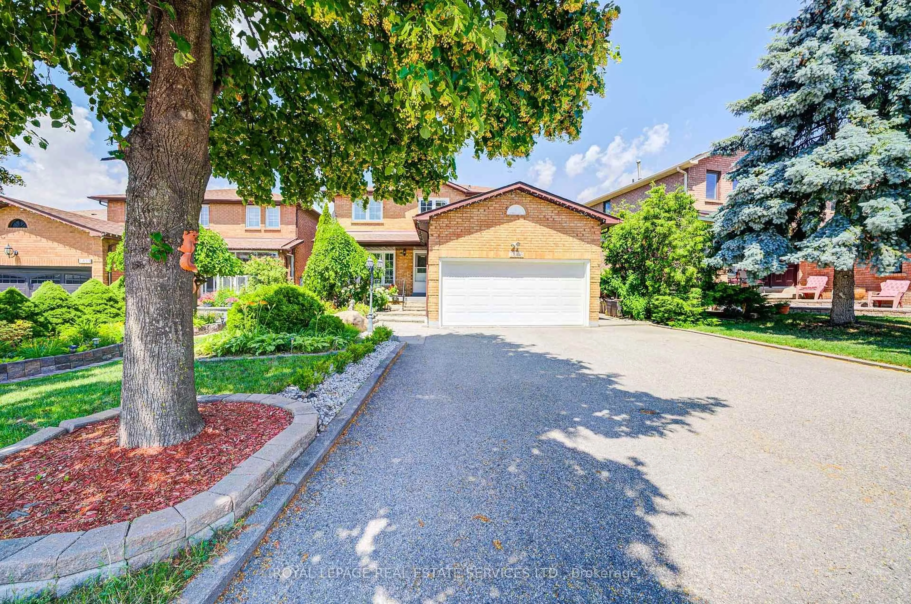 A pic from outside/outdoor area/front of a property/back of a property/a pic from drone, street for 1455 Santa Rosa Crt, Mississauga Ontario L5V 1H7
