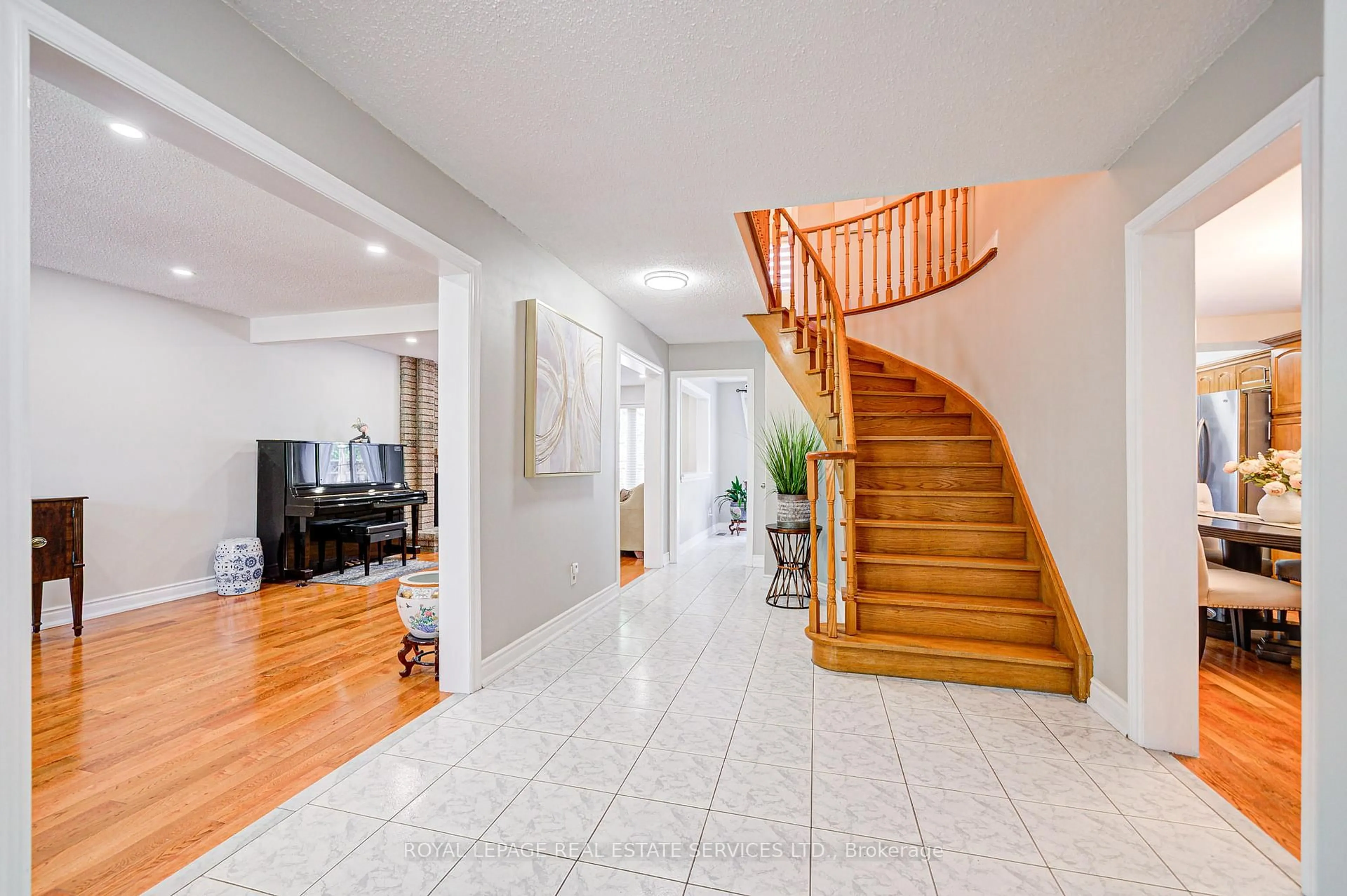 Indoor foyer for 1455 Santa Rosa Crt, Mississauga Ontario L5V 1H7