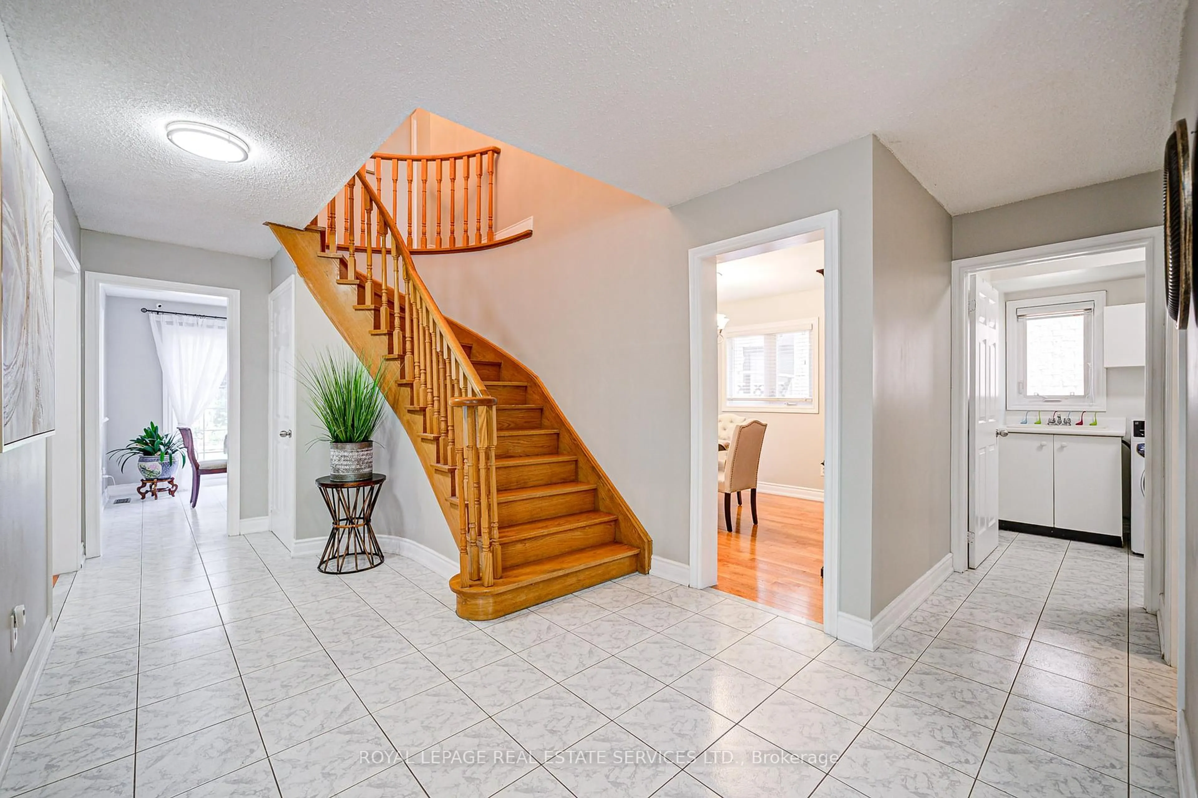 Indoor entryway for 1455 Santa Rosa Crt, Mississauga Ontario L5V 1H7