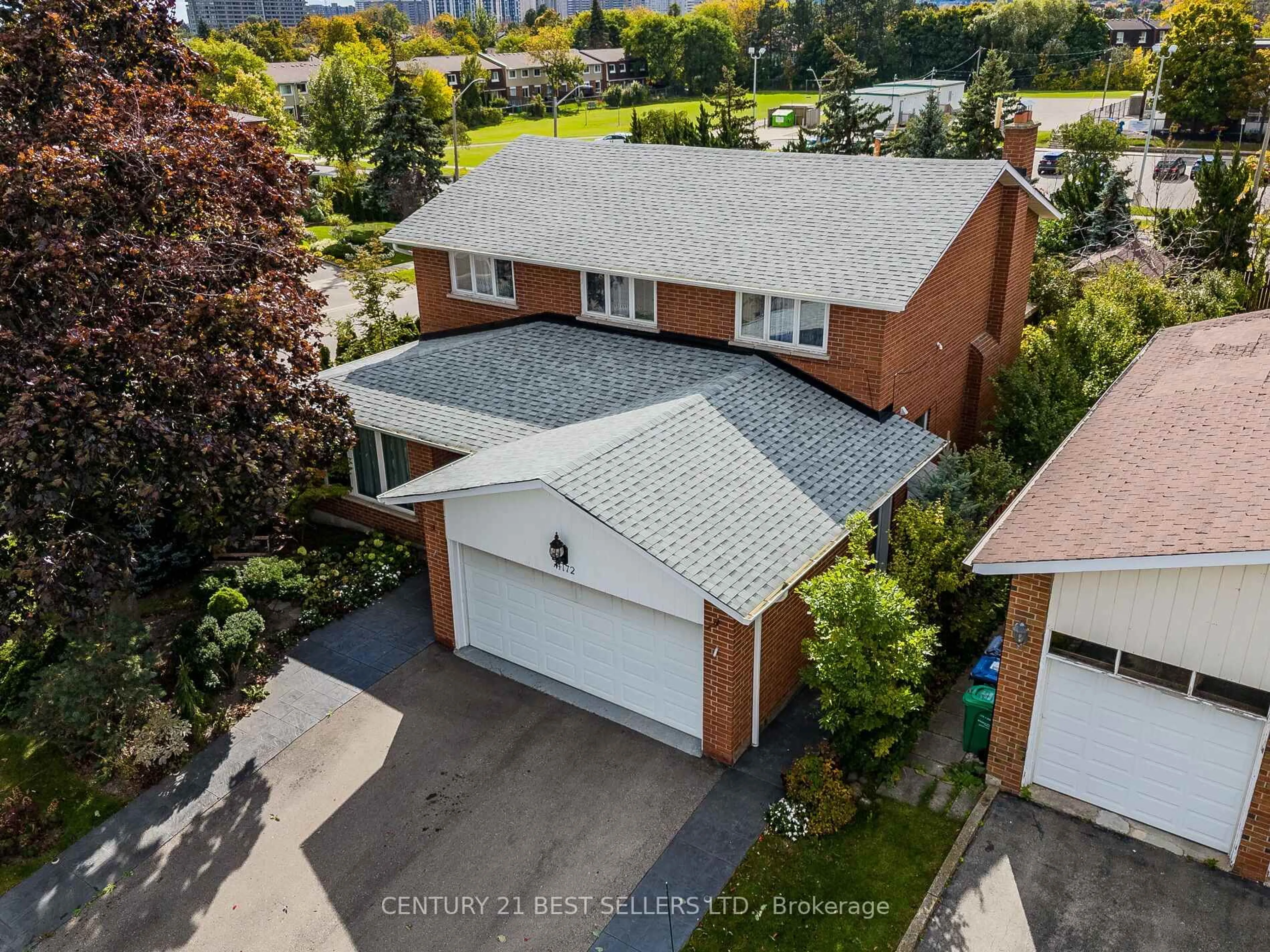 A pic from outside/outdoor area/front of a property/back of a property/a pic from drone, street for 4172 Rayfield Crt, Mississauga Ontario L4Z 1E7