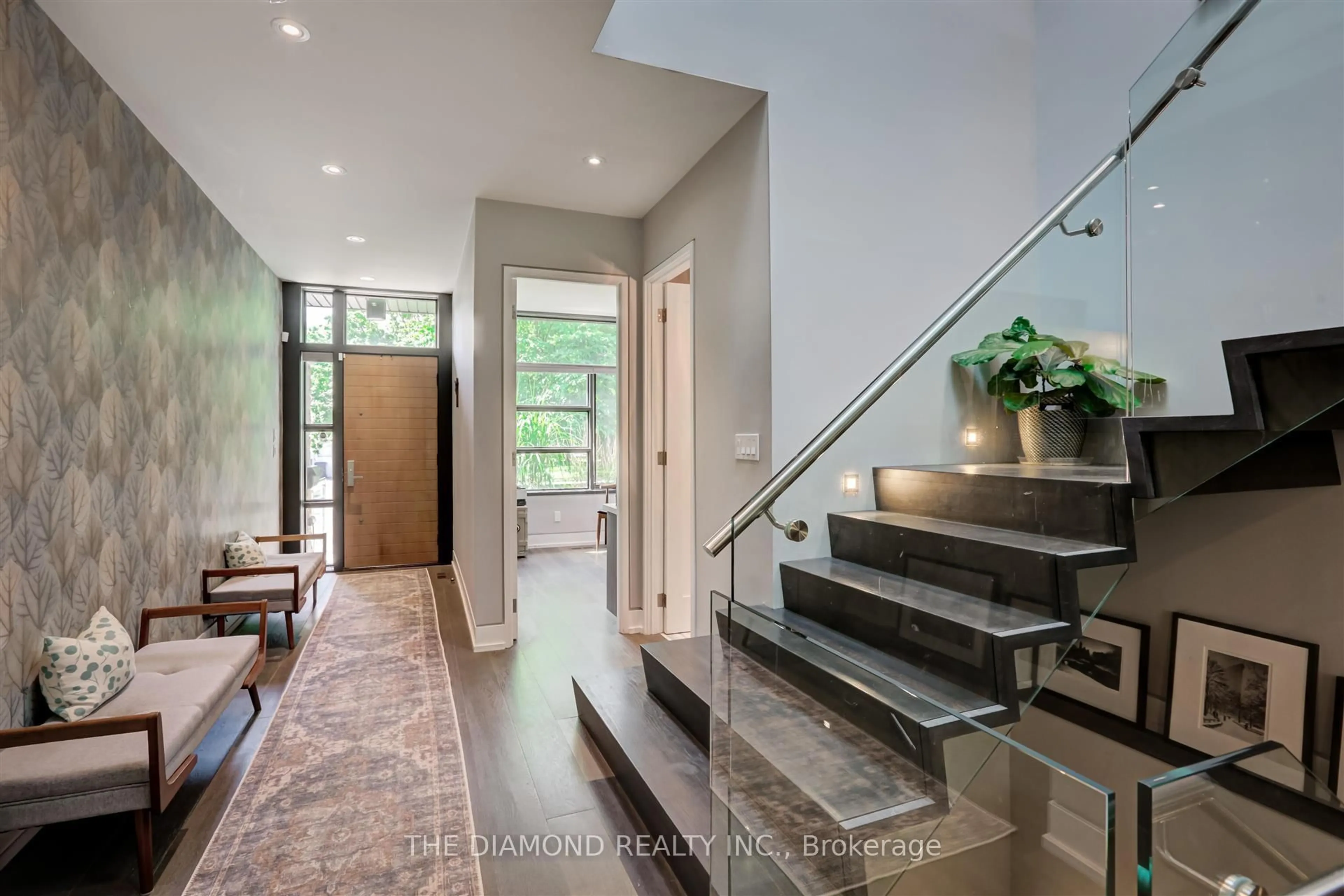 Indoor entryway for 108 Government Rd, Toronto Ontario M8X 1W5
