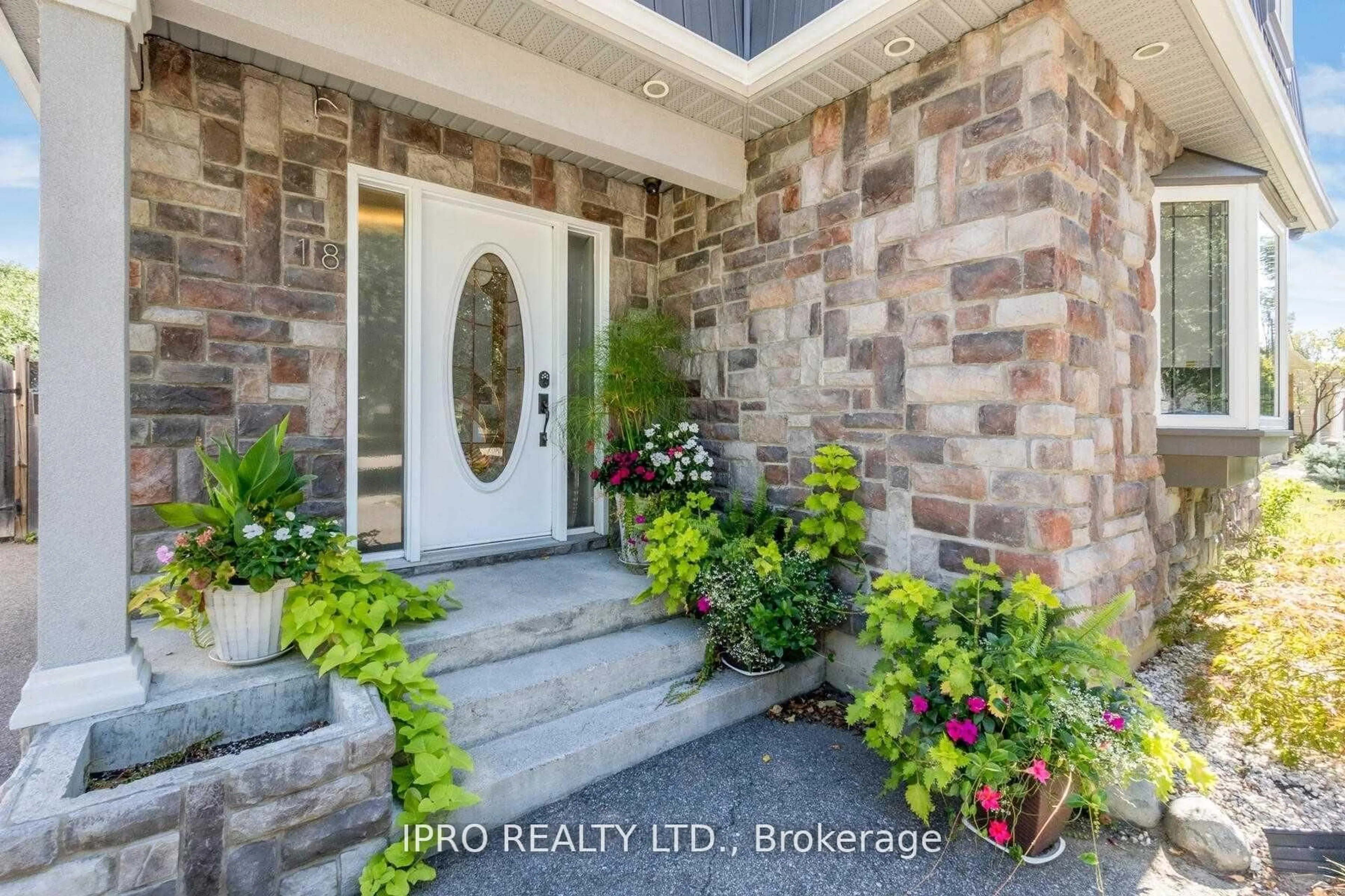 Indoor entryway for 18 Sunset Blvd, Brampton Ontario L6X 1W8