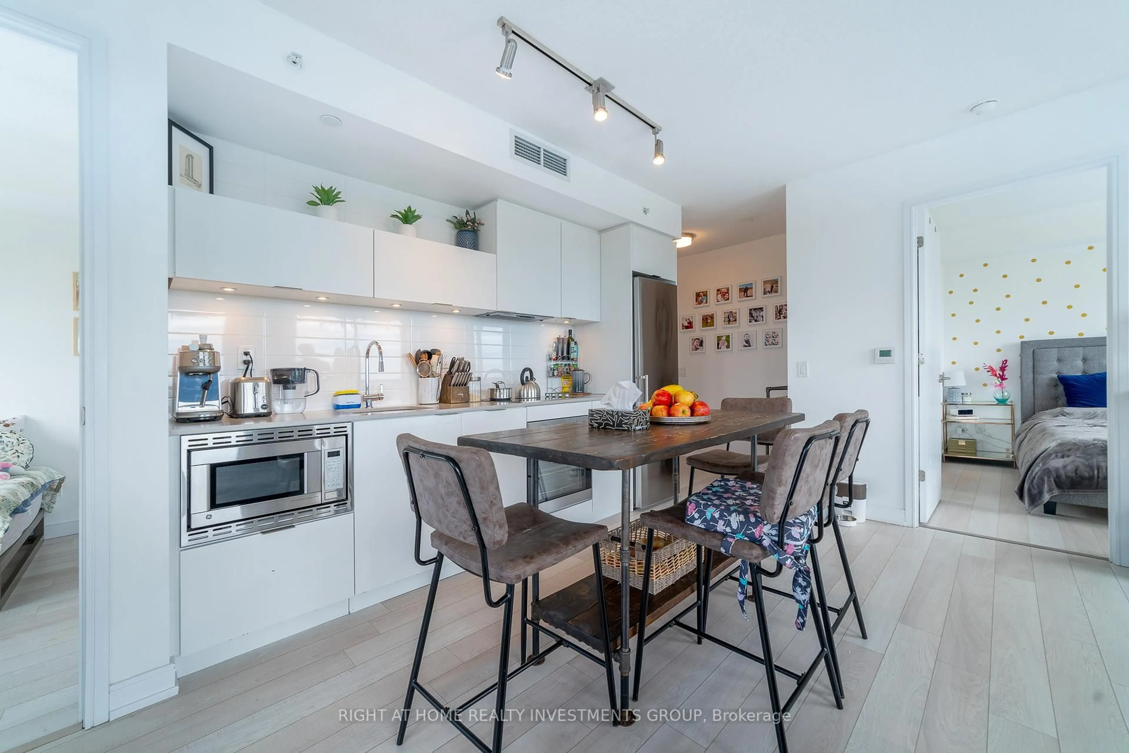 Contemporary kitchen, unknown for 20 Thomas Riley Rd Rd #2309, Toronto Ontario M9B 1B1