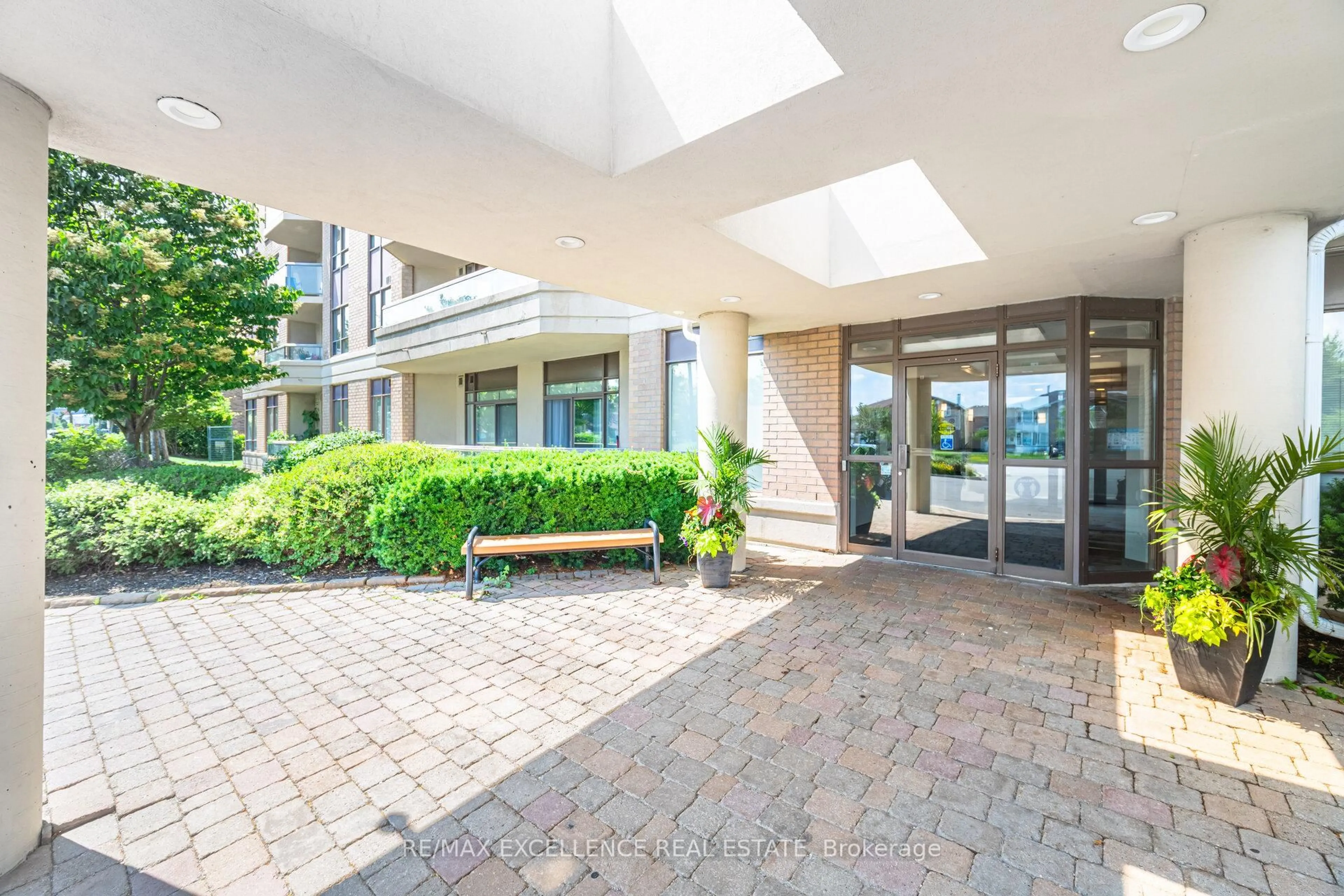 Indoor foyer for 300 Ray Lawson Blvd #604, Brampton Ontario L6Y 3X8