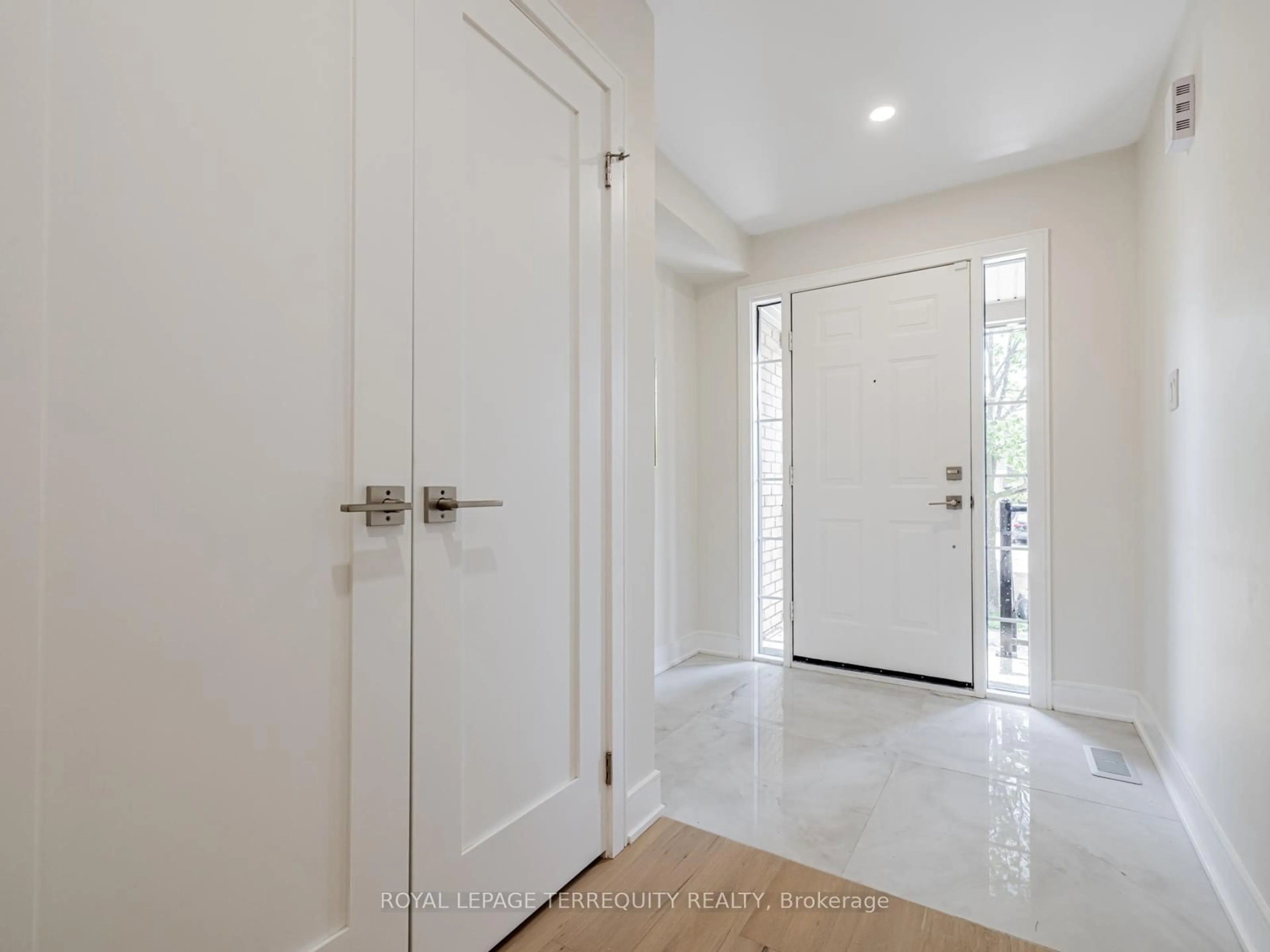 Indoor entryway for 39 Frank Johnston Rd, Caledon Ontario L7E 2L5