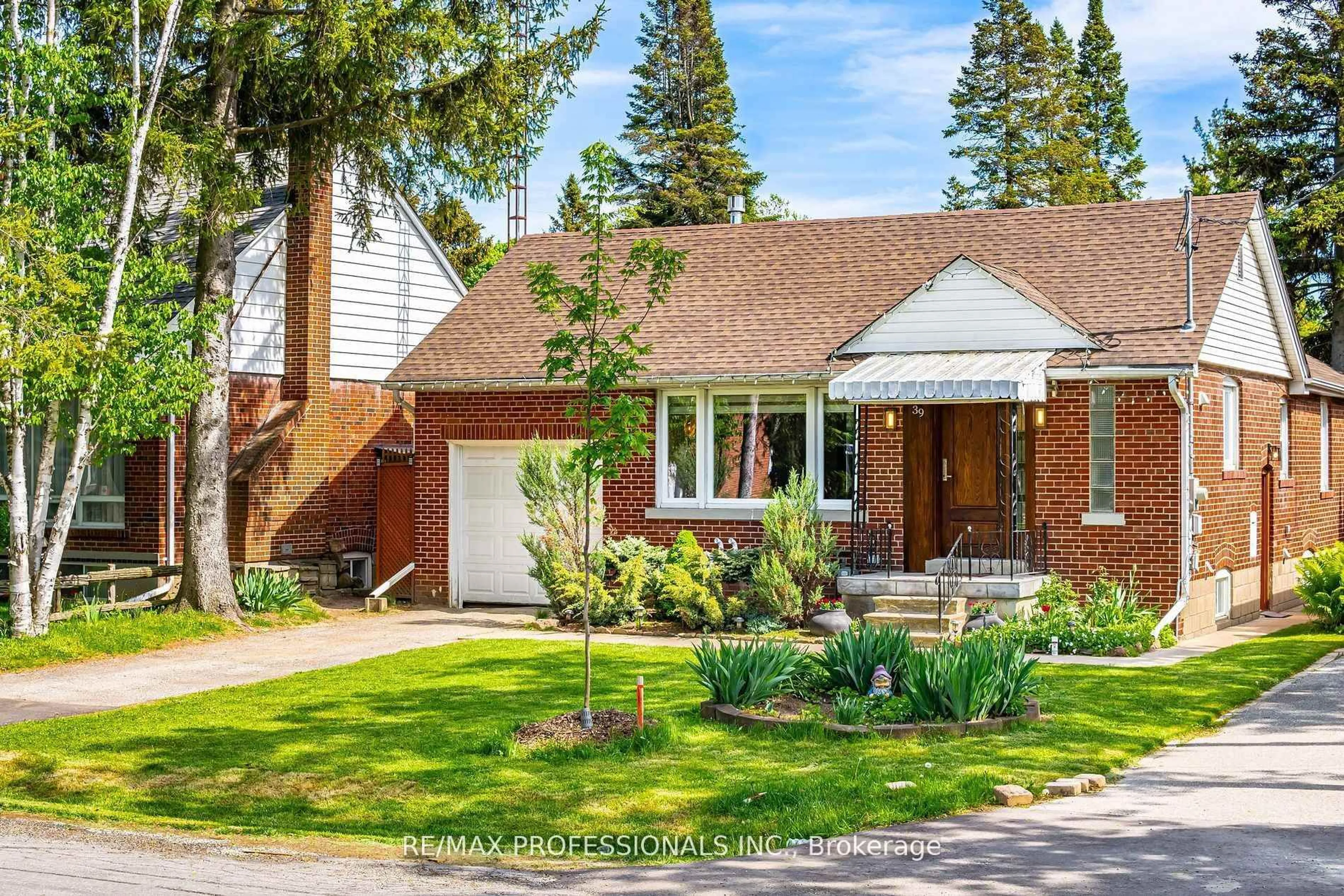 Home with brick exterior material, street for 39 Old Oak Rd, Toronto Ontario M9A 2W1