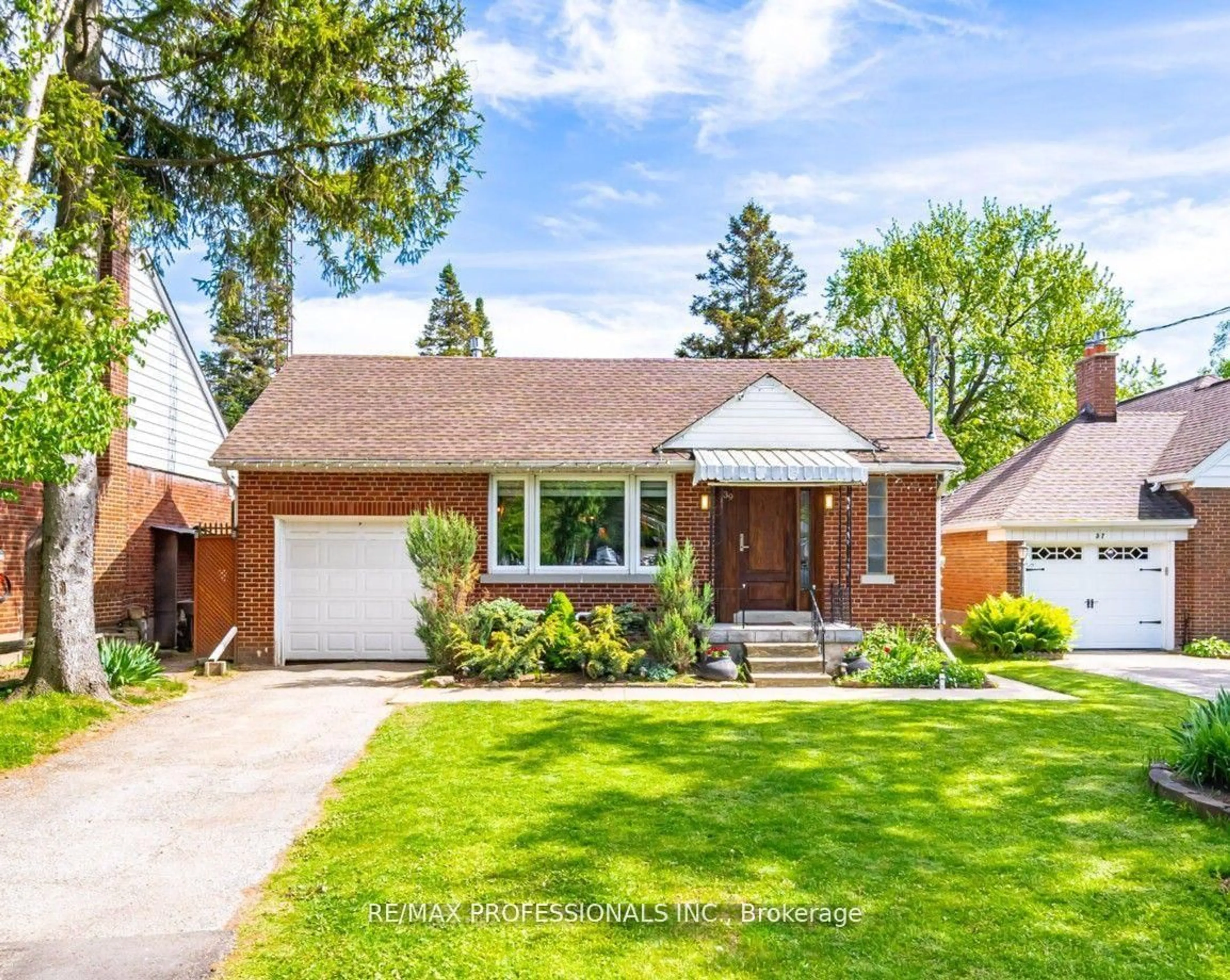 Home with brick exterior material, street for 39 Old Oak Rd, Toronto Ontario M9A 2W1