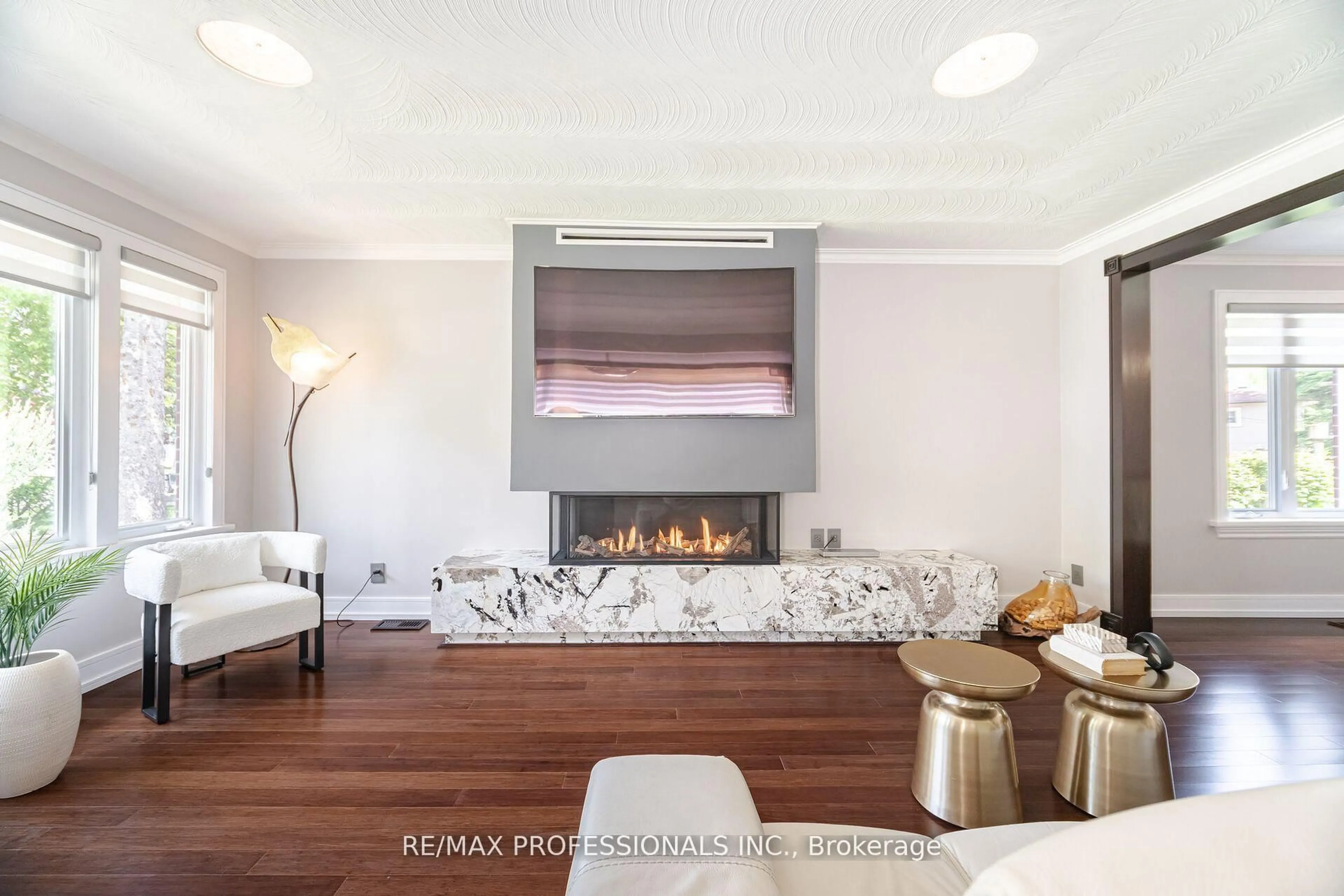 Living room with furniture, unknown for 39 Old Oak Rd, Toronto Ontario M9A 2W1