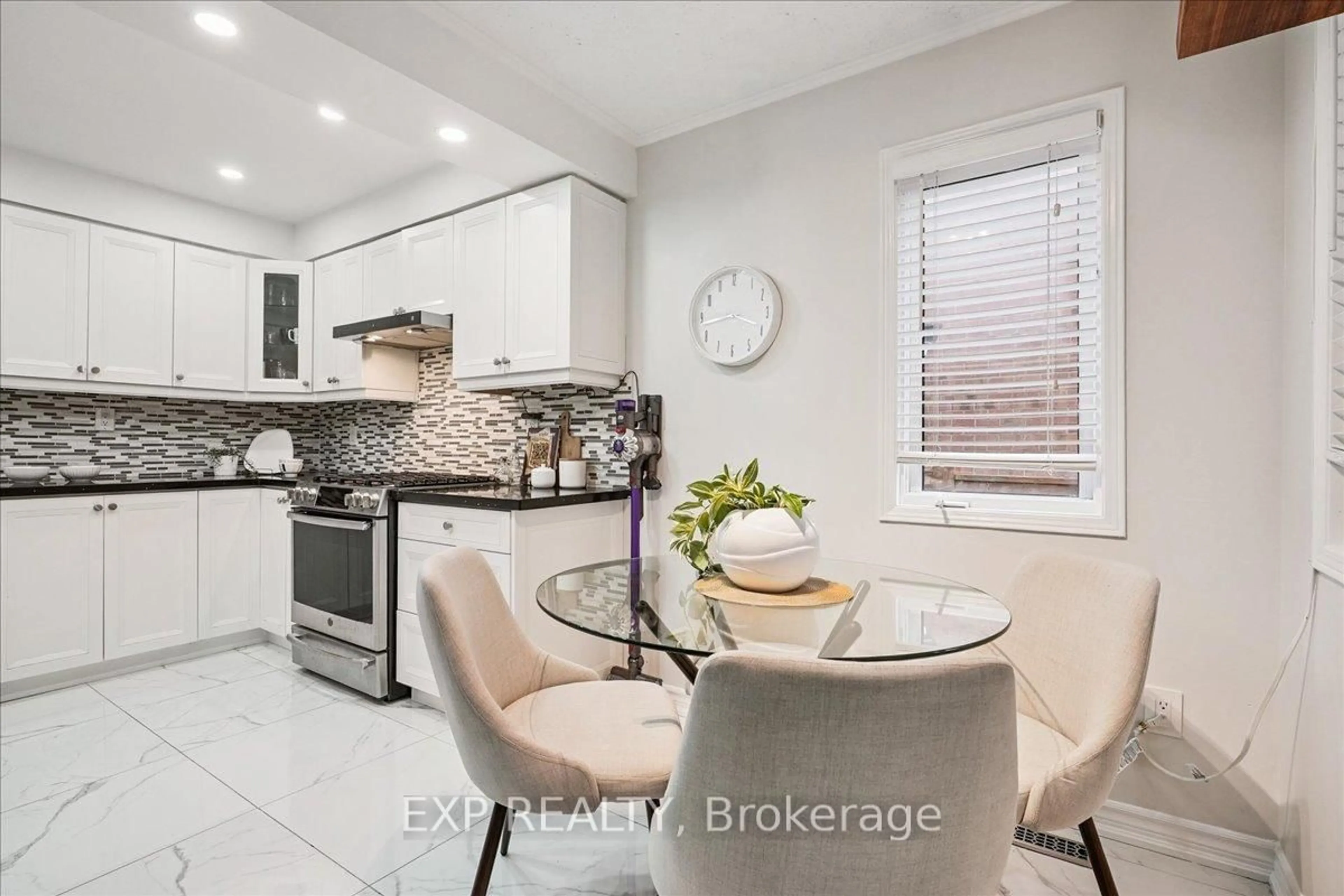 Open concept kitchen, ceramic/tile floor for 5517 Whistler Cres, Mississauga Ontario L4Z 3R7